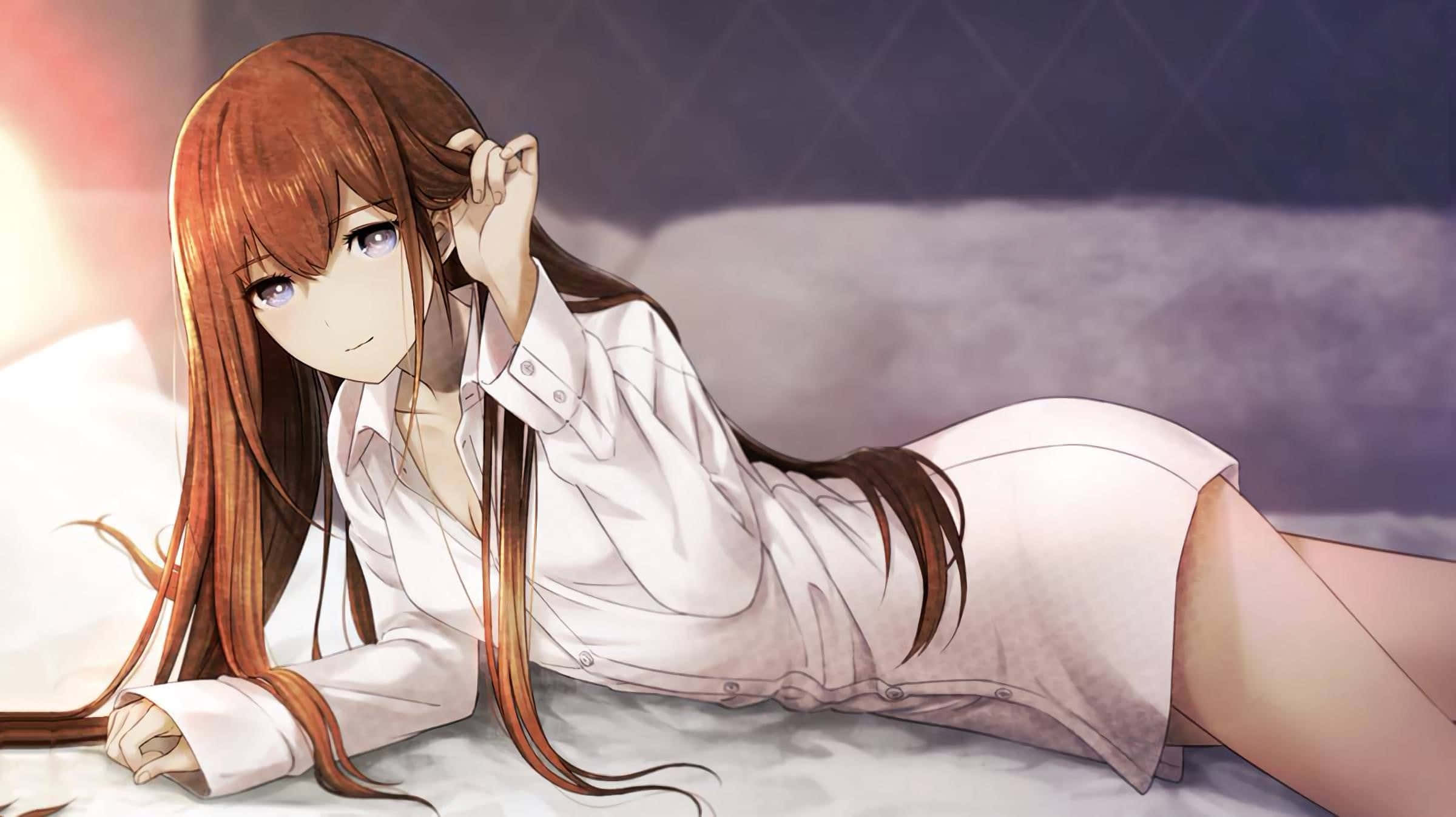kurisu makise 桌布 壁紙 — 一位年輕的動漫女孩，長著長長的赤褐色頭髮，趴在一張床上，穿著一件白色寬鬆襯衫，溫柔地凝視著觀眾。