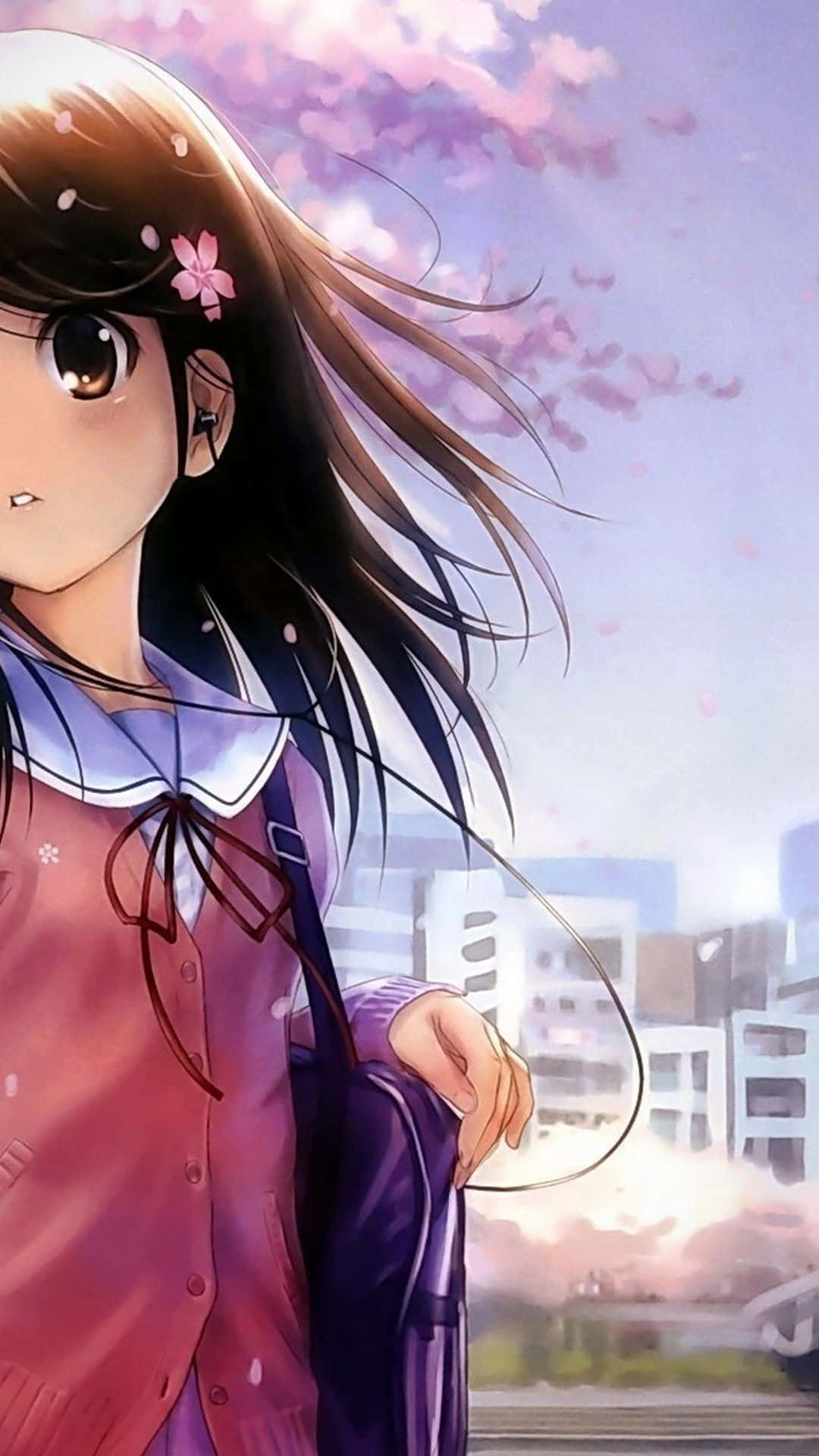 可愛少女風gif 桌布 壁紙 — 一位年輕的動漫女孩，長長的黑髮上戴著一朵粉紅色的花，站在櫻花天空下，背景是城市建築。