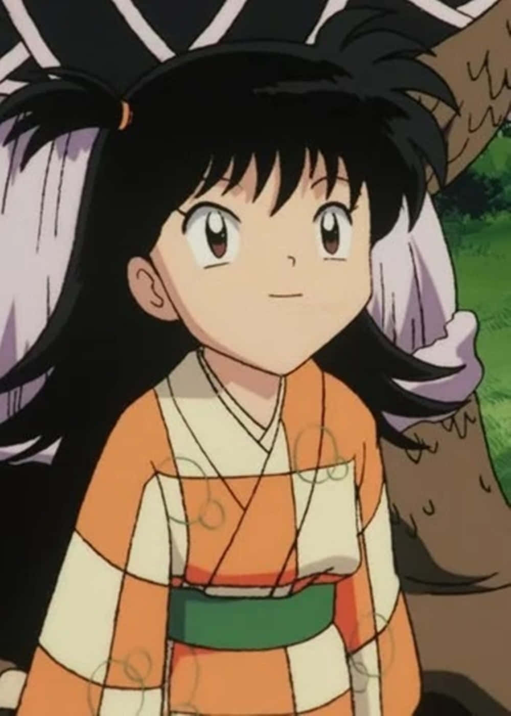Inuyasha Rin 桌布 壁紙 — 一位年輕的動漫女孩，黑色雙馬尾，大眼睛，穿著橙色和白色的和服，繫著綠色腰帶，背景是模糊的森林。