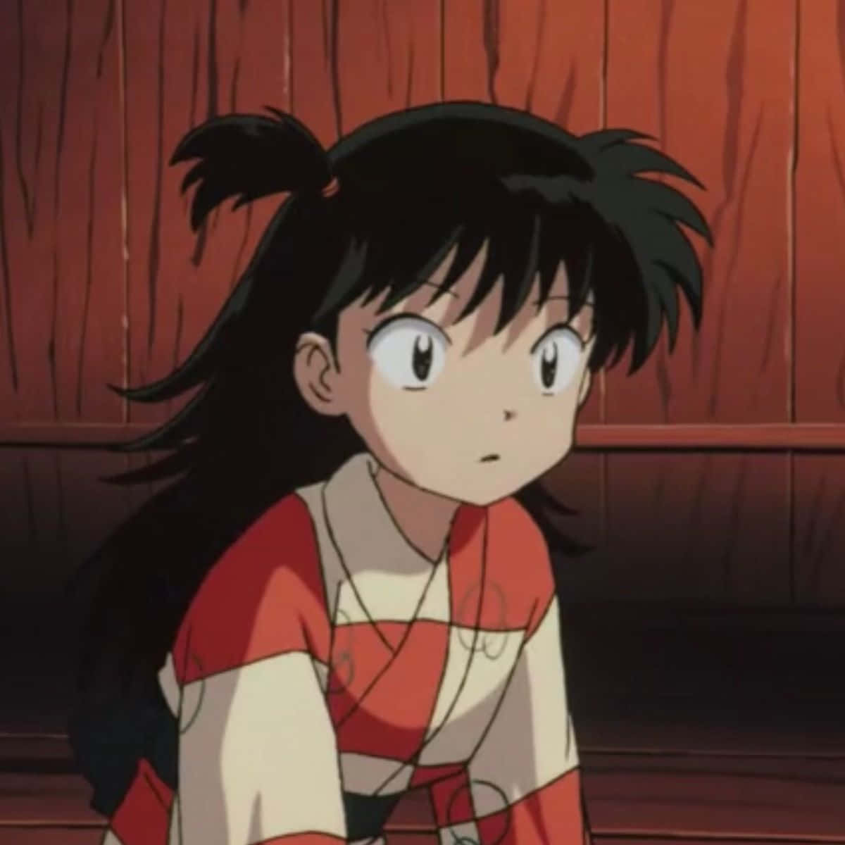 Inuyasha Rin 桌布 壁紙 — 一位年輕的動漫女孩，黑色雙馬尾和大眼睛，穿著紅白相間的和服，背景是木牆。