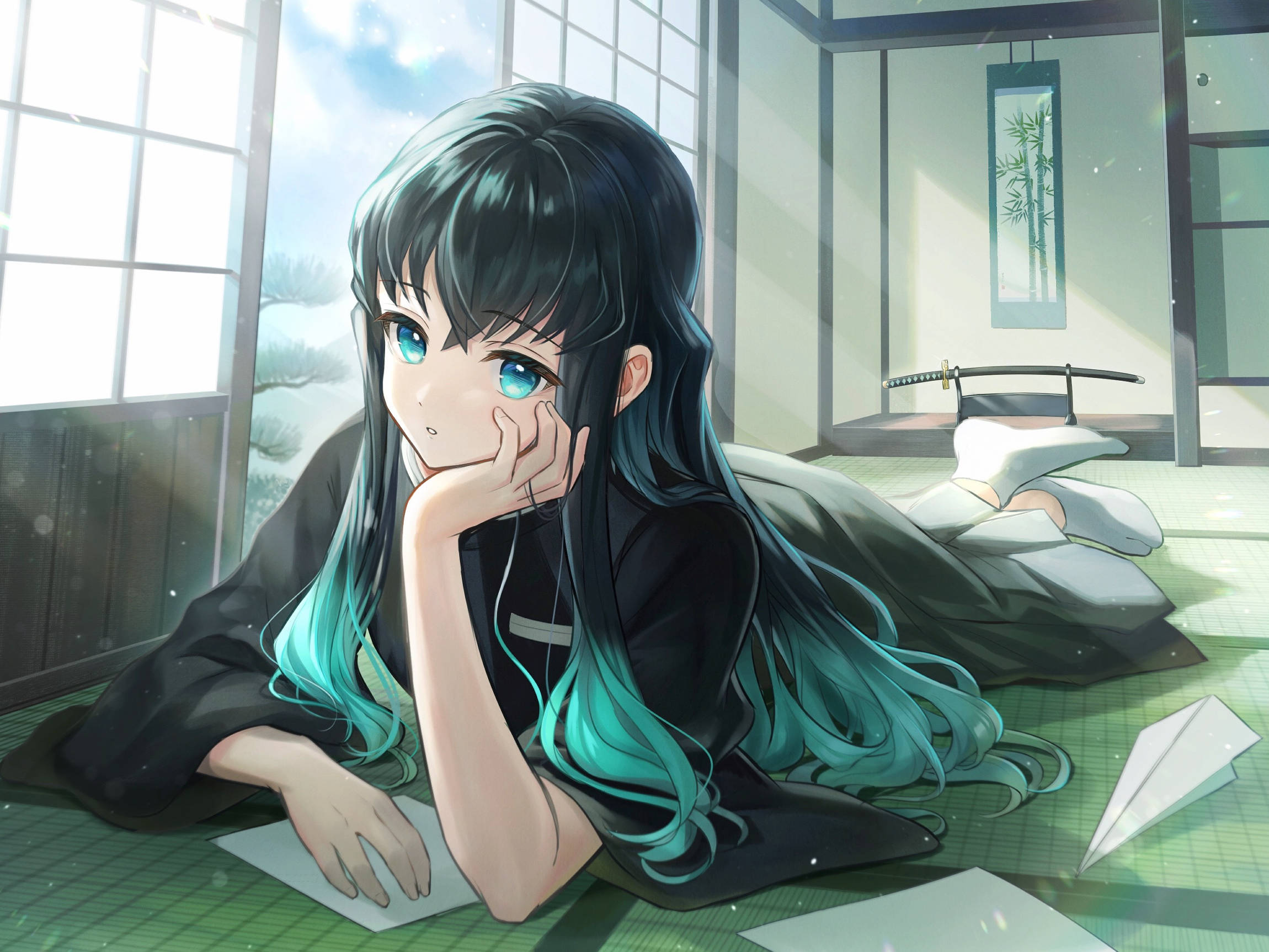 Muichiro 桌布 壁紙 — 一位年輕的動漫女孩，黑色頭髮帶有藍綠色髮尖，躺在陽光普照的傳統日式房間的榻榻米上，用手托著下巴。