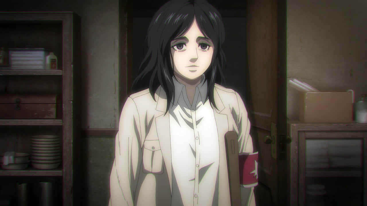 Pieck Finger 桌布 壁紙 — 一位年輕的動漫女孩，黑髮，站在燈光昏暗的房間裡，拿著一個紅色杯子，穿著米色外套內搭白色襯衫。
