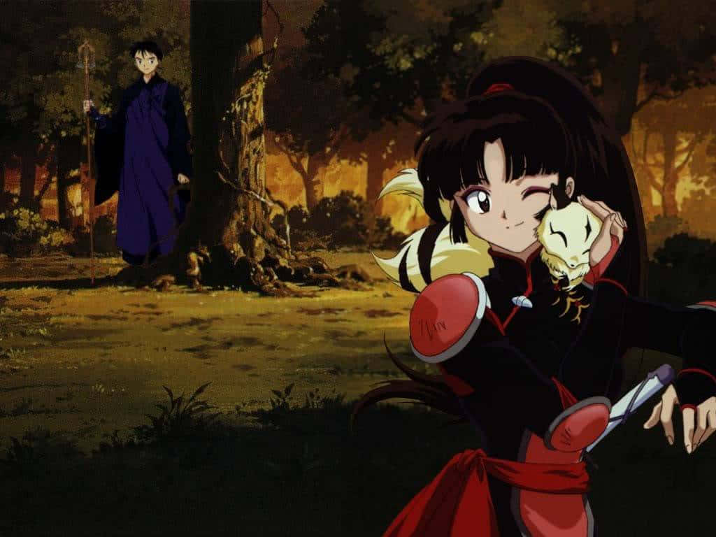 Kirara 桌布 壁紙 — 一位年輕的動漫女孩穿著紅黑盔甲，在黃昏時分溫暖的金色森林中擁抱一隻小白狐靈，而一位穿著紫色的男孩站在背景中。