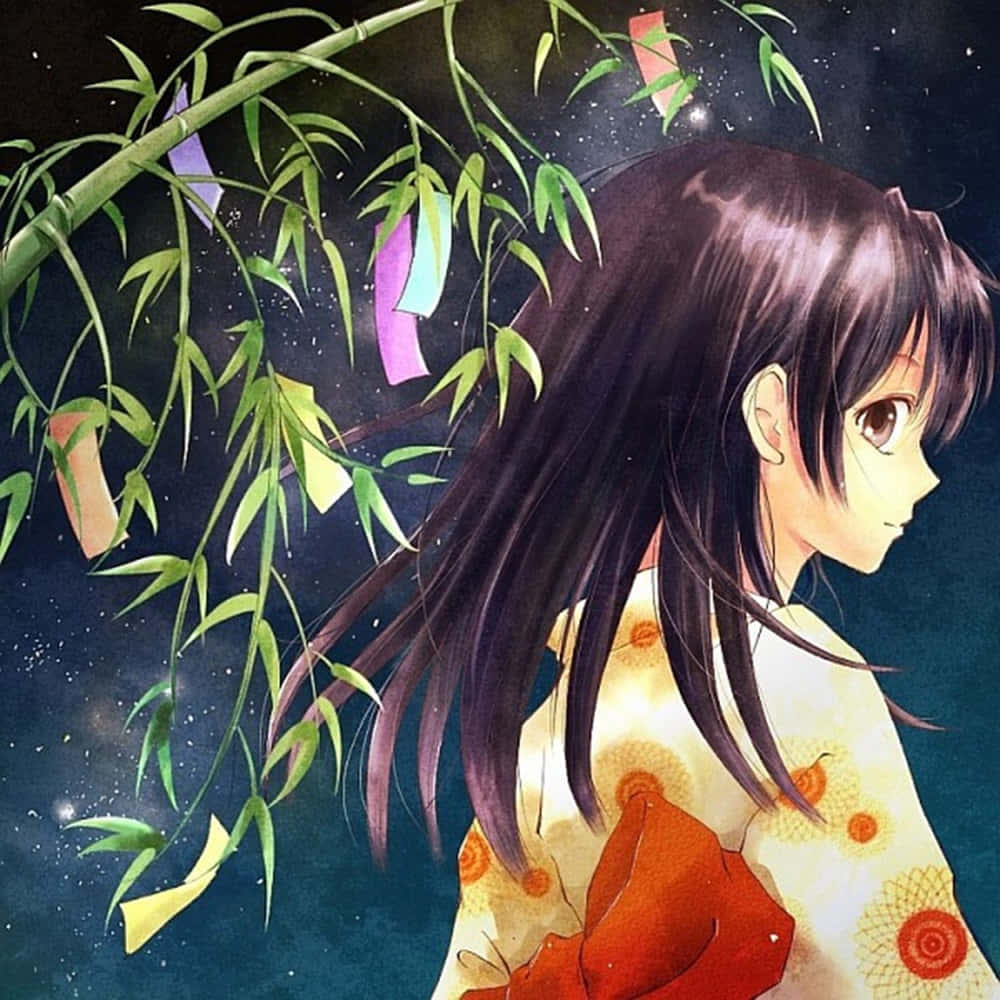 Inuyasha Rin 桌布 壁紙 — 一位年輕的動漫女孩穿著花卉和服，在繁星點點的夜空下，被掛著彩色紙條的竹枝環繞，若有所思地凝視著。