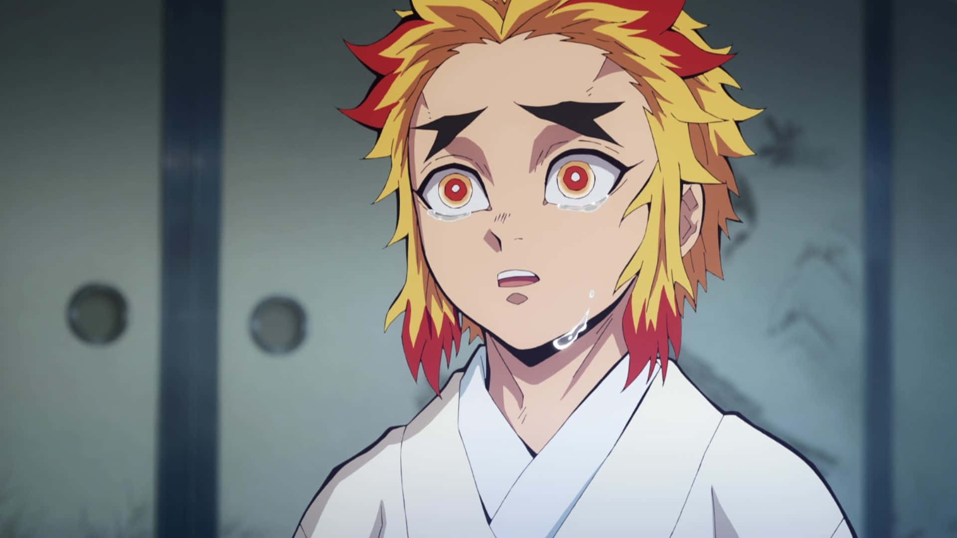 Senjuro Rengoku 桌布 壁紙 — 一位年輕的動漫戰士，擁有火熱的橙色頭髮和強烈的紅色眼睛，穿著白色和服，震驚地凝視著。
