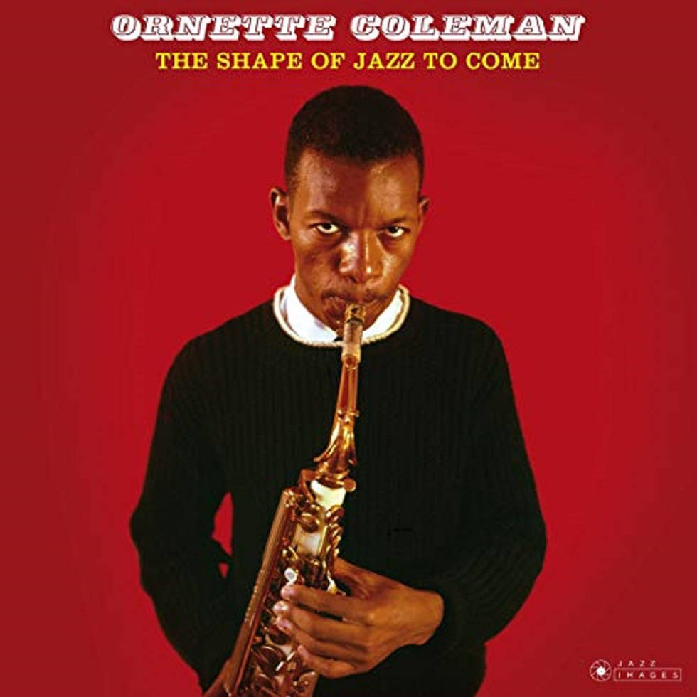 Ornette Coleman《The Shape Of Jazz To Come》 壁紙 — 一位年輕的爵士薩克斯風手，手持金色薩克斯風，在鮮紅色的背景下凝視著。