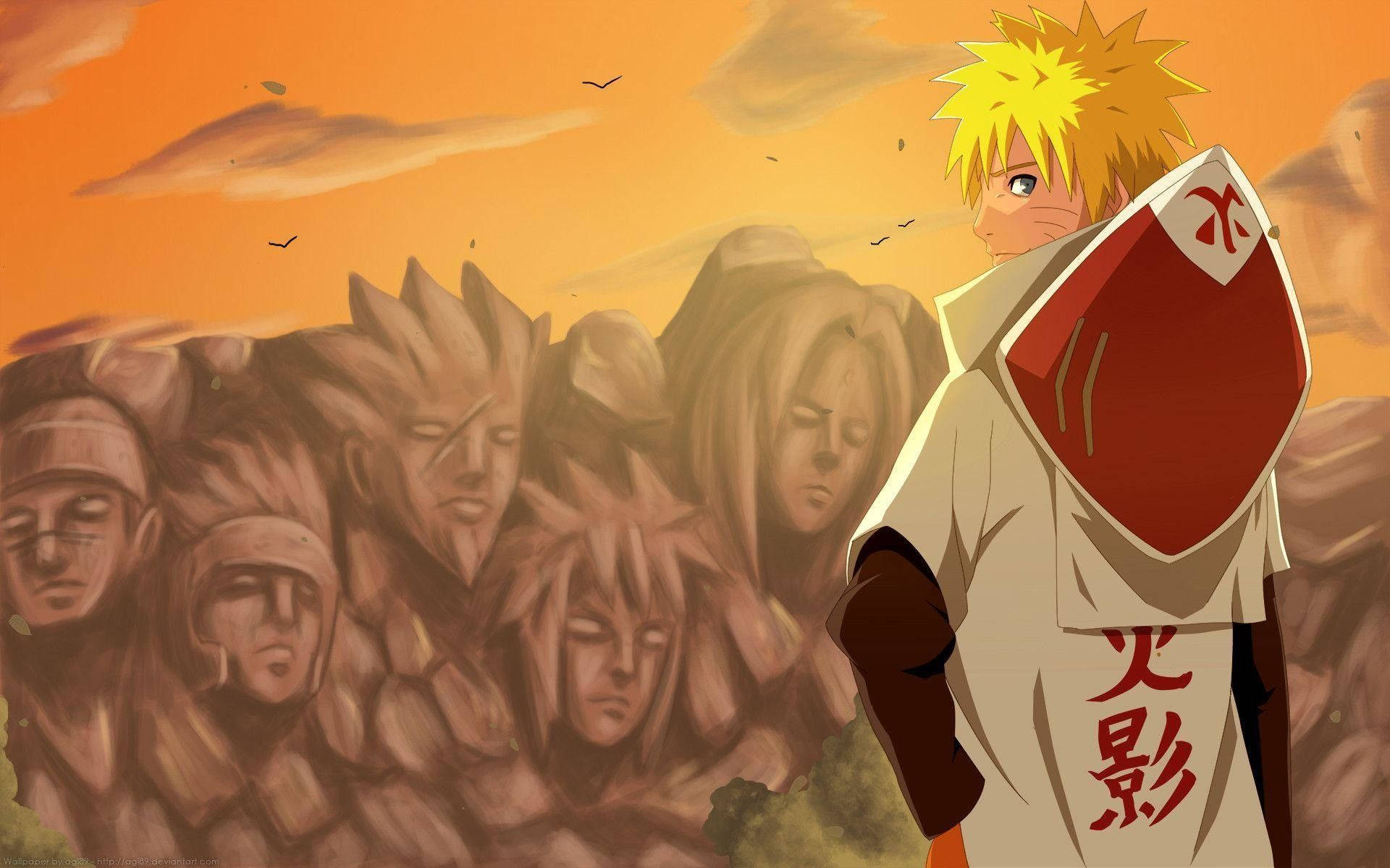 Naruto Anime 桌布 壁紙 — 一位年輕的金髮忍者，身穿紅白斗篷，在溫暖的橙色夕陽天空下，站在歷代領袖的石雕前。