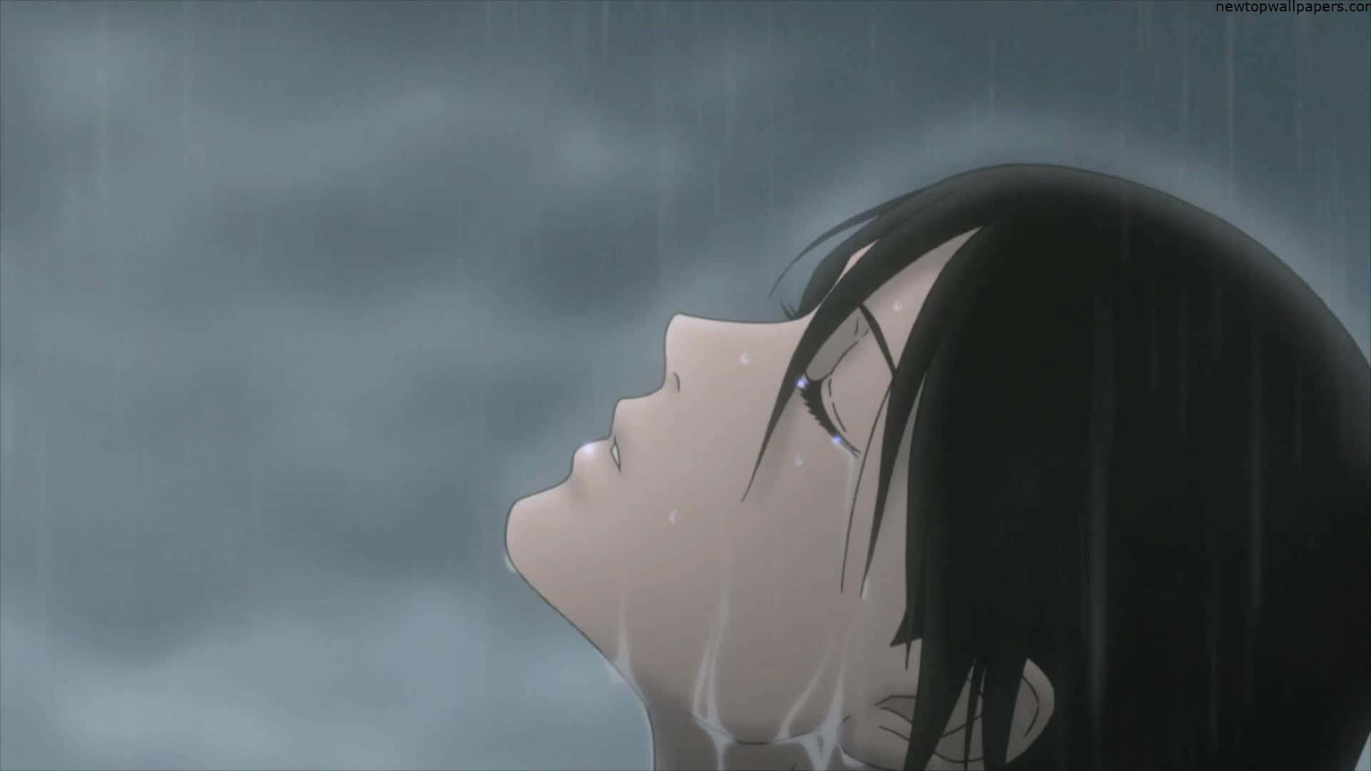  壁紙 — 一位年輕的黑髮動漫女孩在雨中仰望，水滴順著她的臉頰流下，背景是灰色的天空。