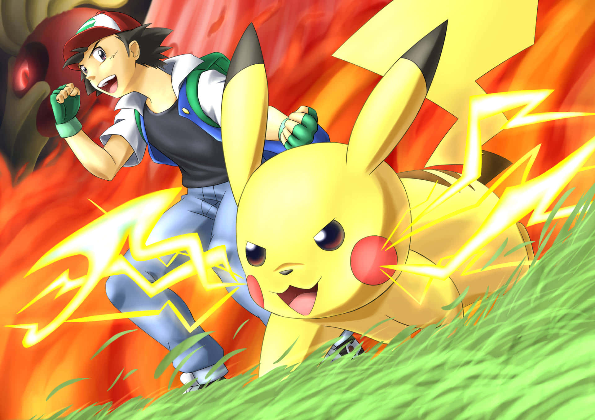 Ash And Pikachu 桌布 壁紙 — 一位年輕訓練家和他的比卡超在充滿活力的草地上，於熾熱的橙色能量中釋放電擊攻擊。