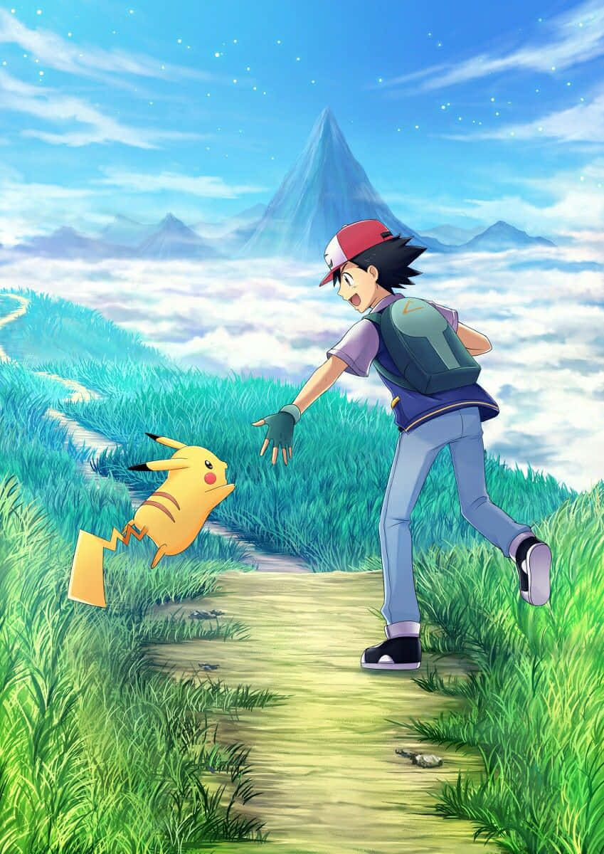 Ash And Pikachu 桌布 壁紙 — 一位年輕訓練家沿著一條草地小徑奔跑，朝著跳躍的比卡超，在繁星點點的藍天下，一座積雪的山峰聳立在雲層之上。
