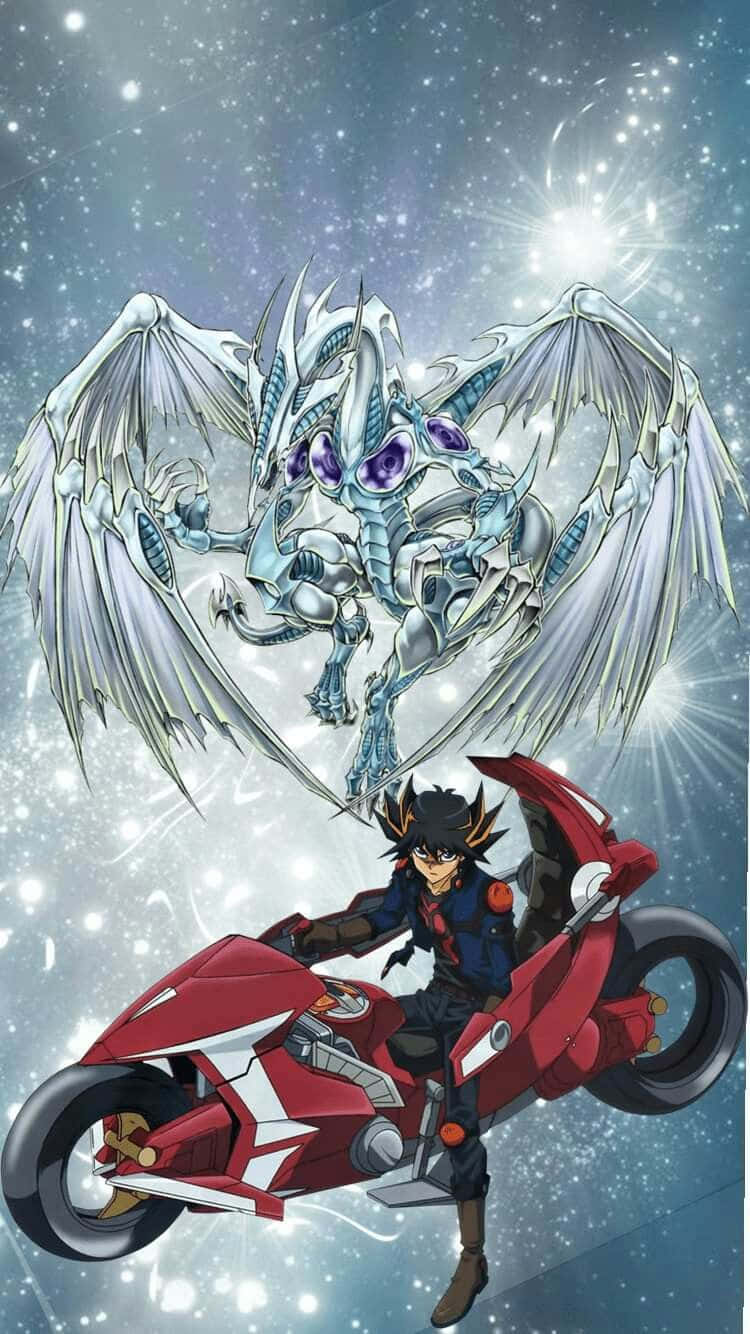 Yusei Fudo 桌布 壁紙 — 一位年輕騎士騎著紅色電單車，在星空的宇宙背景下，於一隻擁有紫色眼睛的雄偉銀龍下方飛馳。