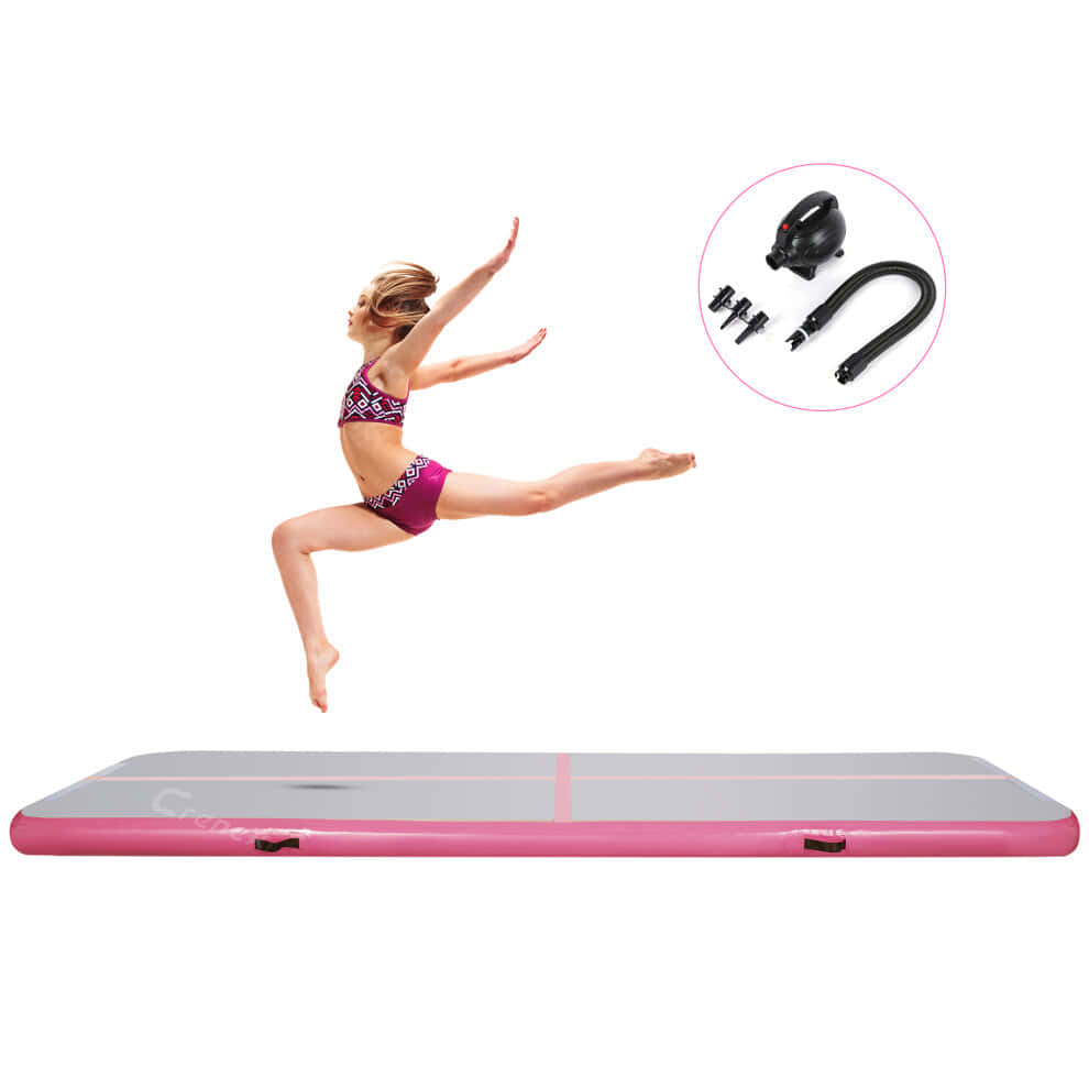Gymnastics Mat 桌布 壁紙 — 一位年輕體操運動員優雅地跳過粉紅色充氣墊，附近顯示有泵和配件。