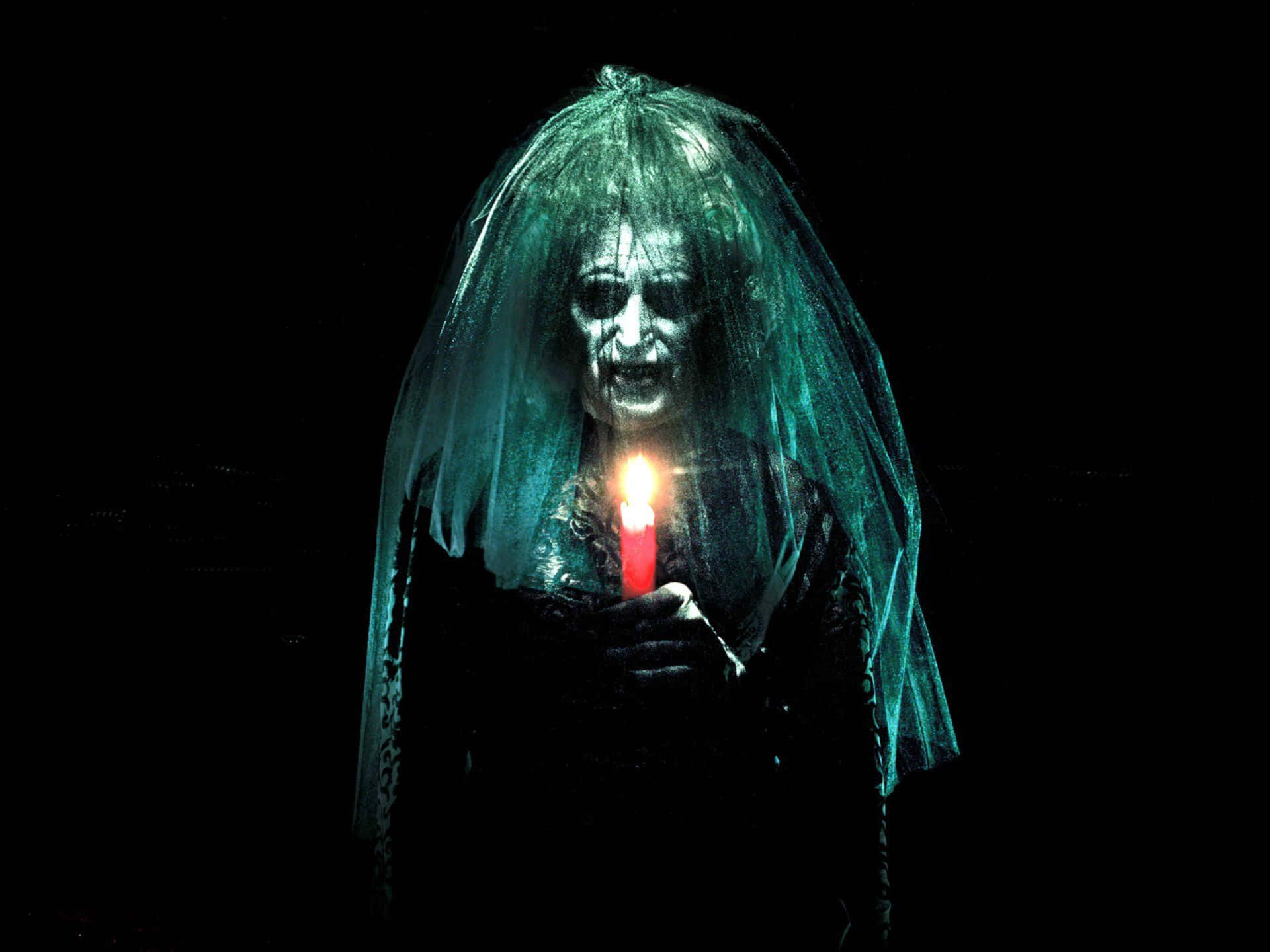 Evil Witch 桌布 壁紙 — 一位幽靈般的新娘，披著半透明面紗，在漆黑背景下手持一支閃爍的紅色蠟燭。