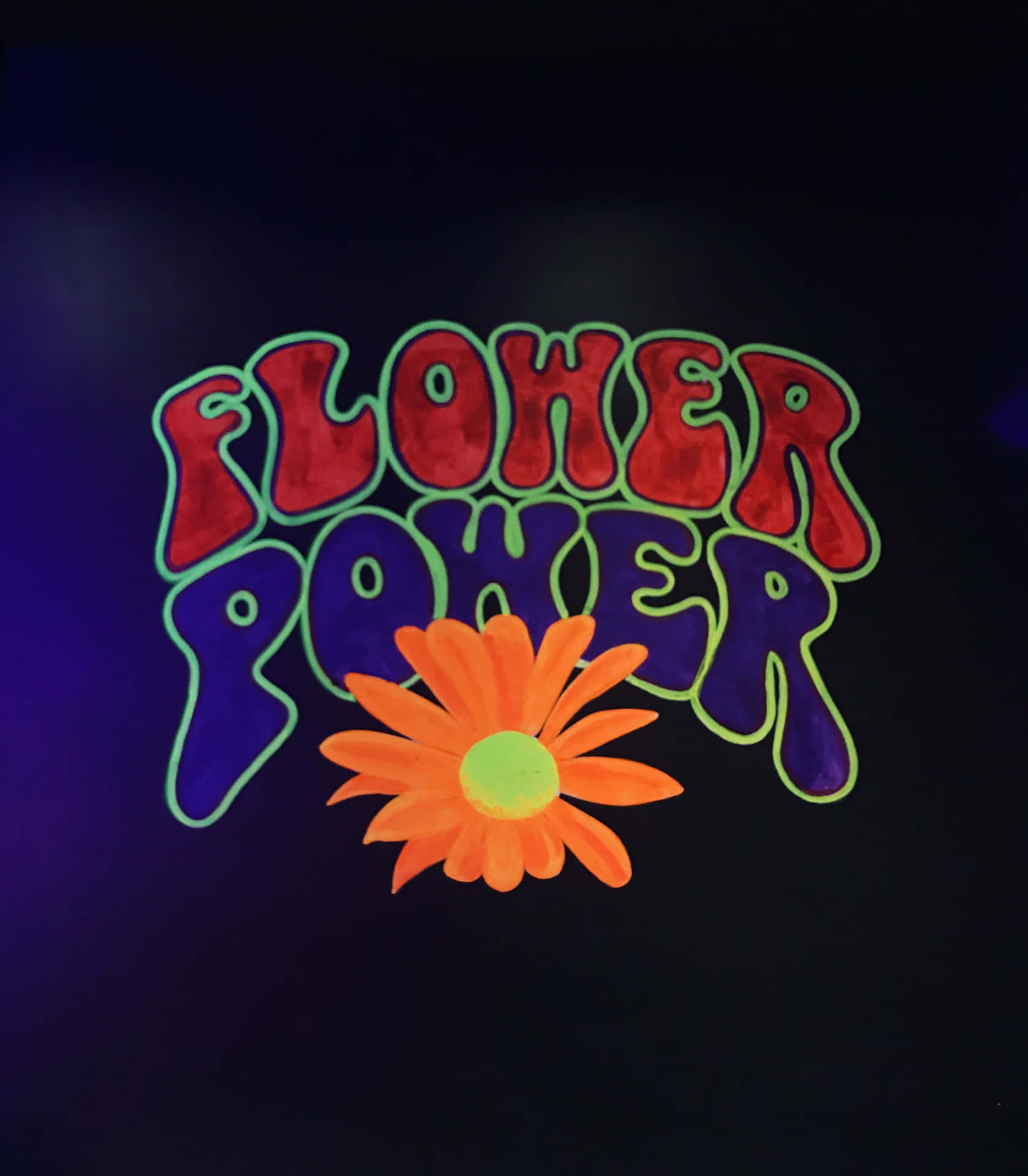 在深色背景上發光的 flower power 文字和橙色雛菊