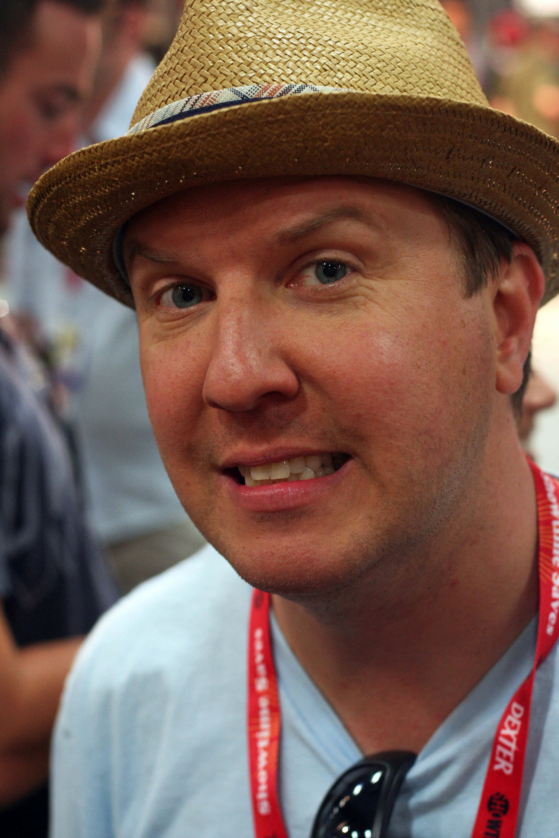 Nick Swardson 桌布 壁紙 — 一位微笑男士的近照，戴著草編軟呢帽和紅色掛繩，身處會議中。