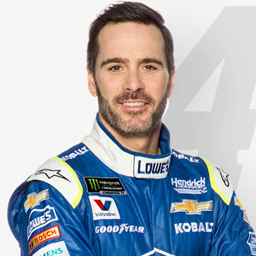 Jimmie Johnson 桌布 壁紙 — 一位微笑的NASCAR車手身穿藍色賽車服，帶有贊助商標誌，在純白色背景前擺姿勢。