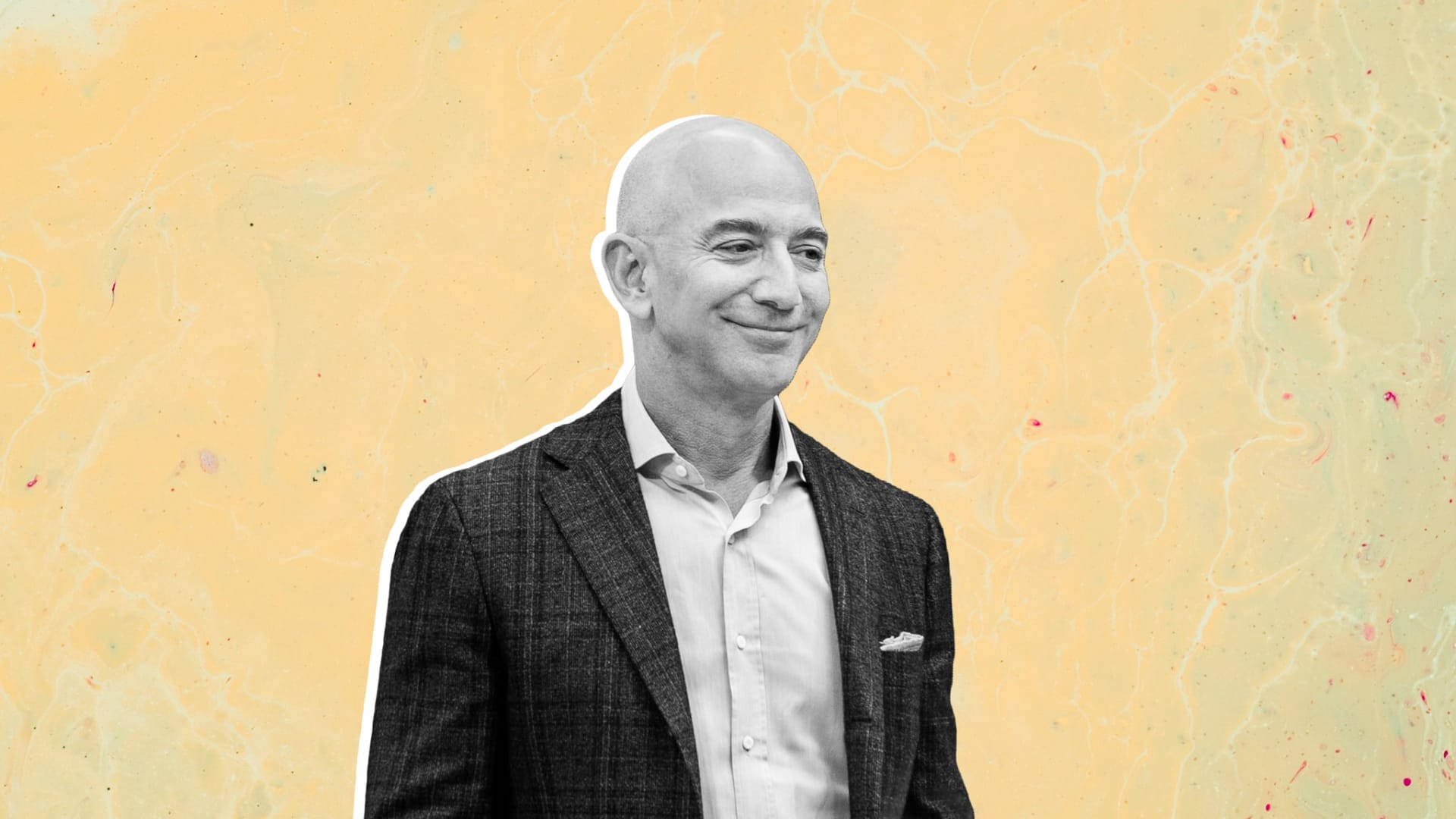 Bezos 桌布 壁紙 — 一位微笑的光頭男士穿著西裝，站在帶有抽象油漆飛濺的紋理黃色背景前。