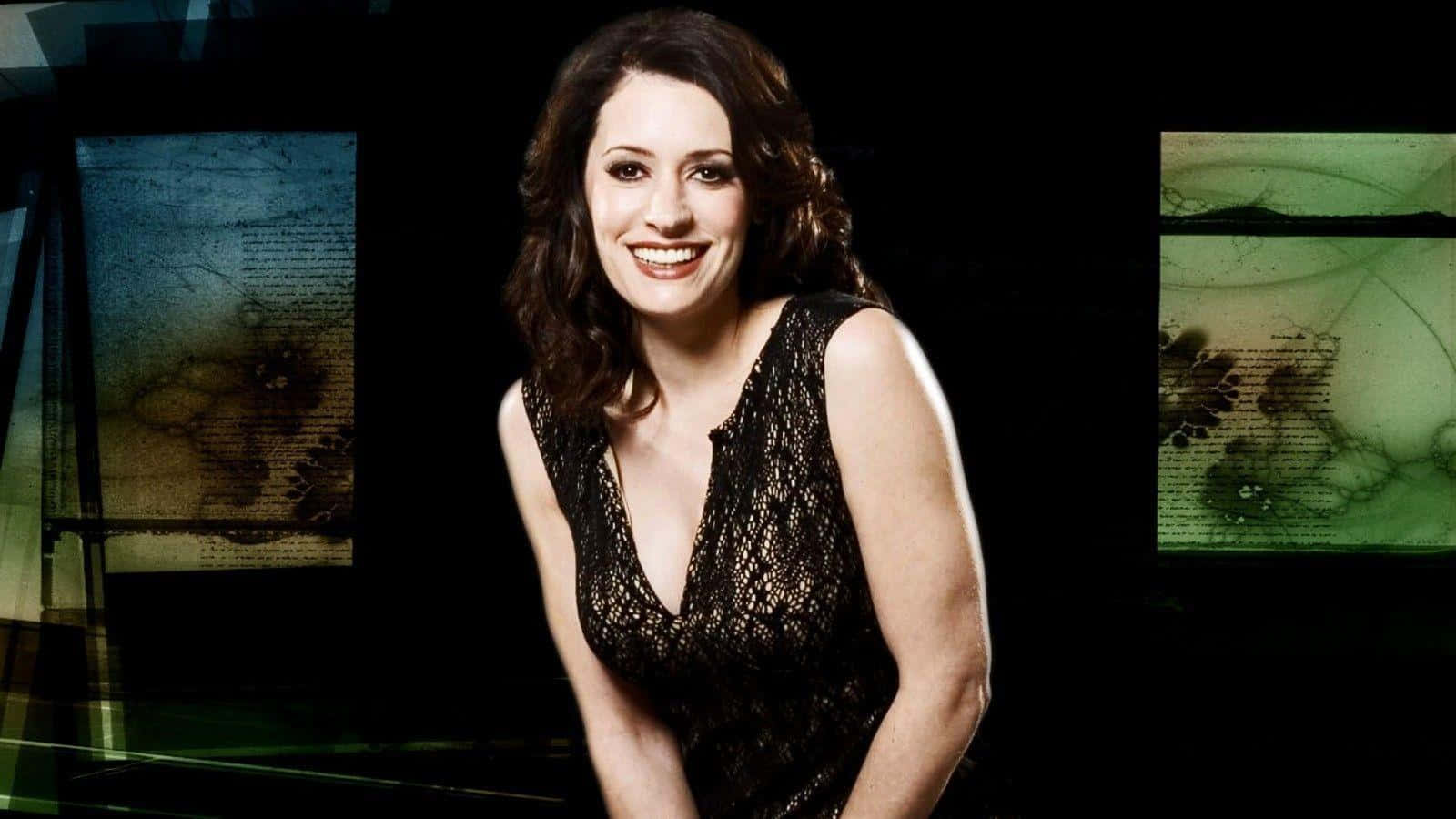 paget brewster 桌布 壁紙 — 一位微笑的女子身穿黑色蕾絲裙，在深色背景前擺姿勢，背景有抽象綠色和藍色紋理面板。
