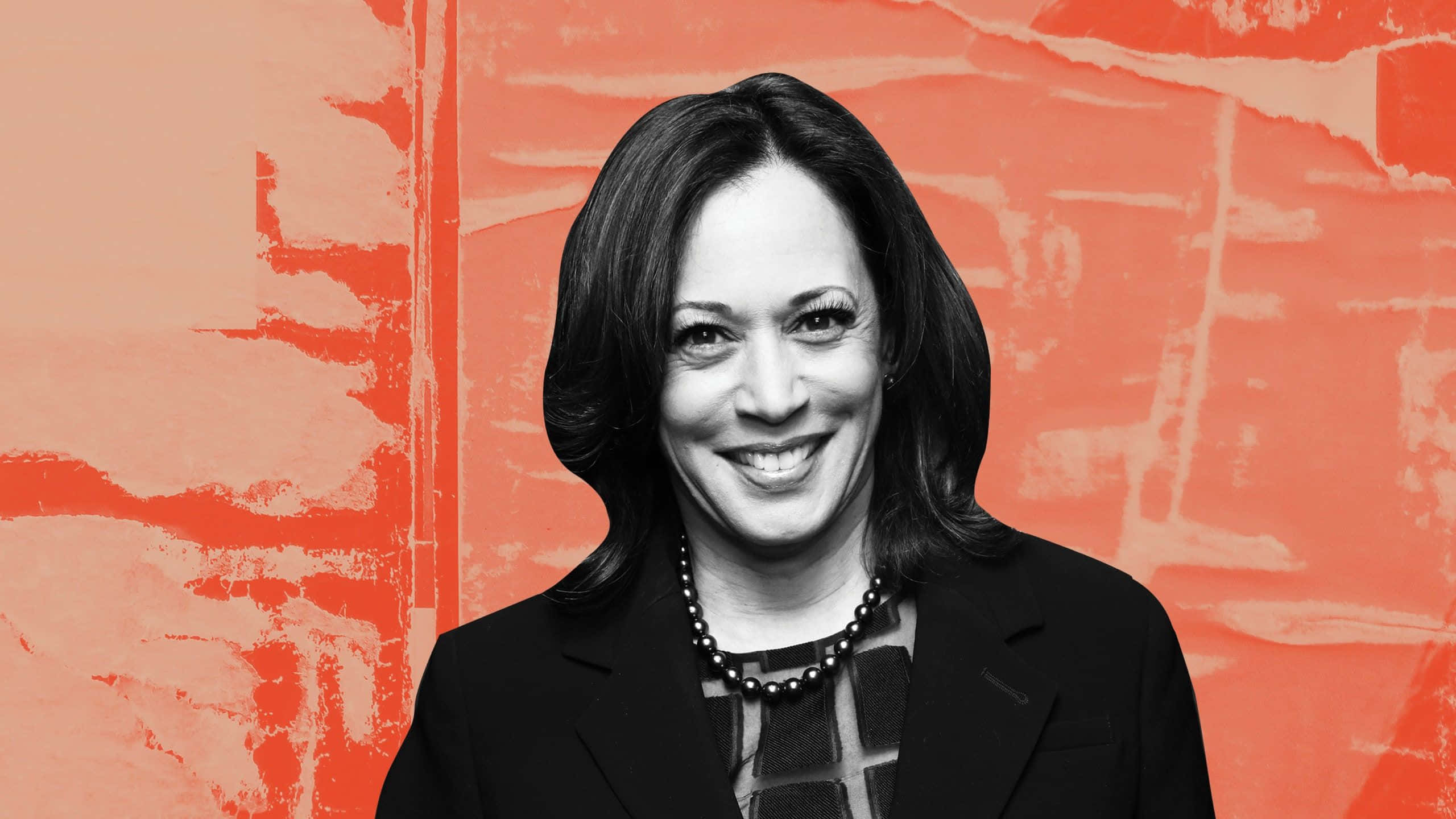 Kamala Harris 桌布 壁紙 — 一位微笑的女性穿著黑色西裝和珍珠項鍊，站在大膽的橙色紋理背景前。