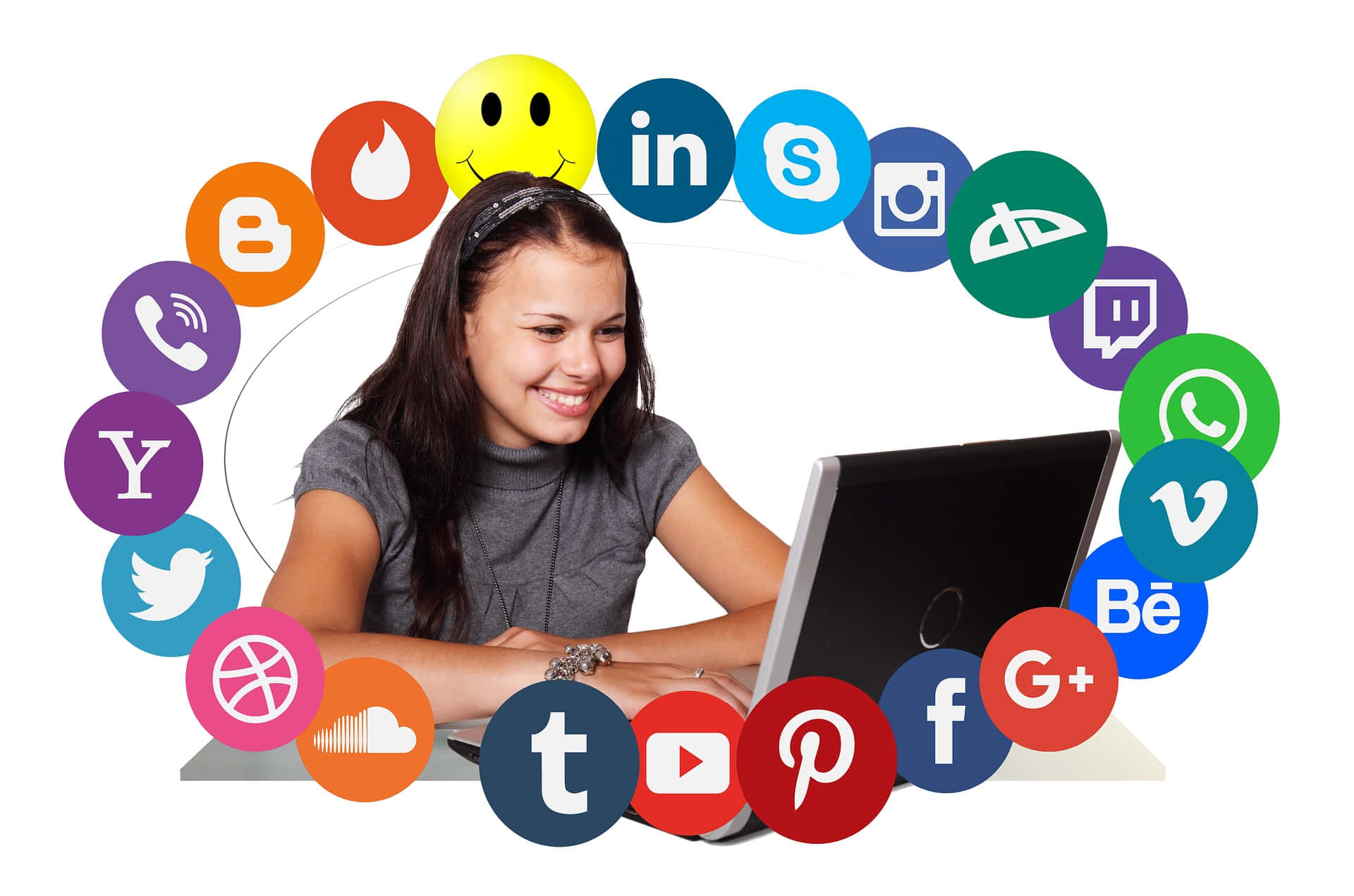 Social Media Logos 桌布 壁紙 — 一位微笑的年輕女性坐在手提電腦前，被一圈色彩繽紛的社交媒體應用程式圖示環繞。