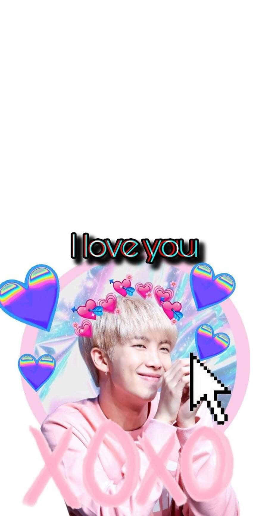 Kpop Kawaii 桌布 壁紙 — 一位微笑的年輕男子穿著粉紅色連帽衫，被發光的心形和「I love you」文字環繞，呈現充滿活力的數位設計。