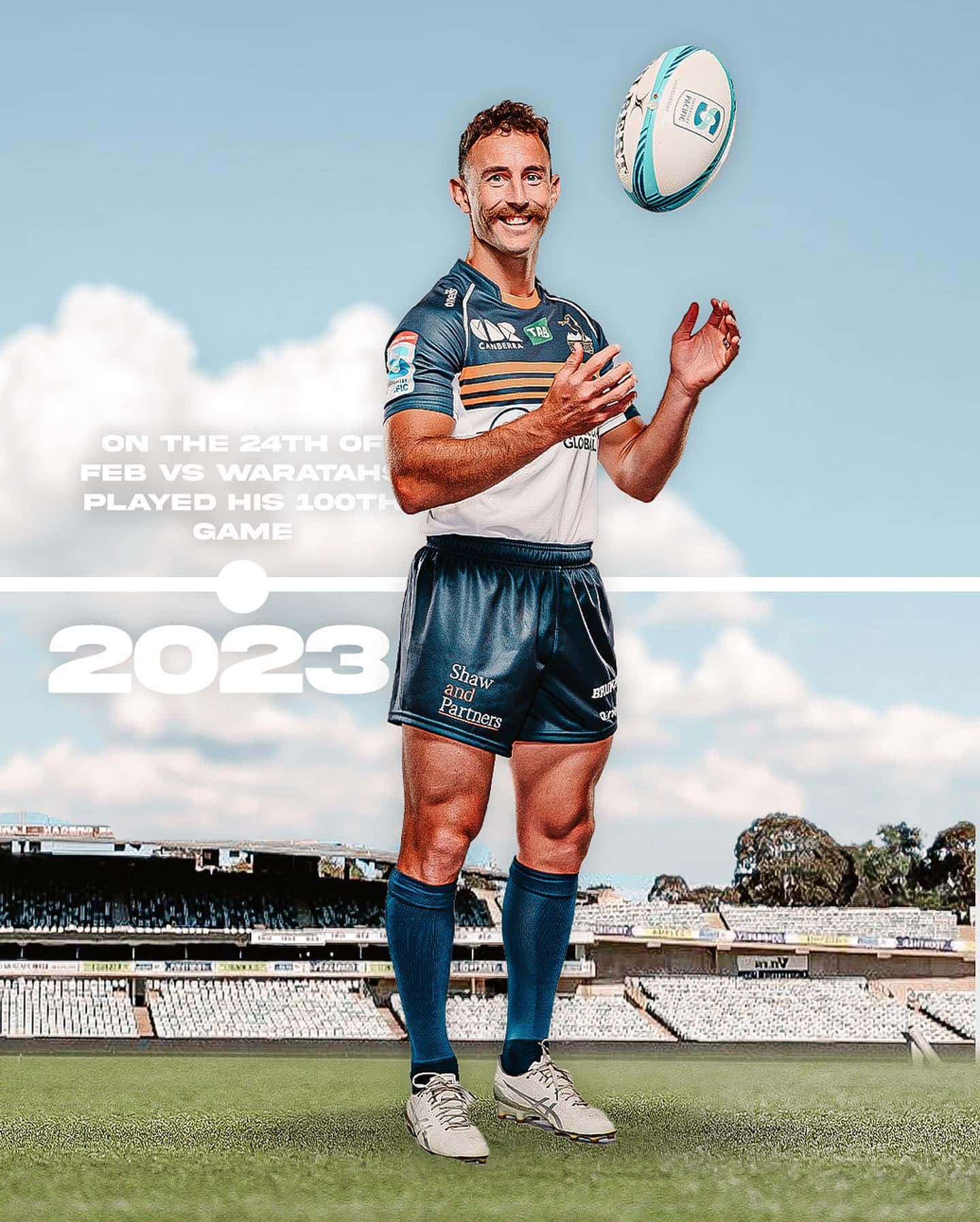 Brumbies 桌布 壁紙 — 一位微笑的欖球運動員身穿藍白制服，在陽光明媚的球場上平衡空中的球，身後是空無一人的看台。
