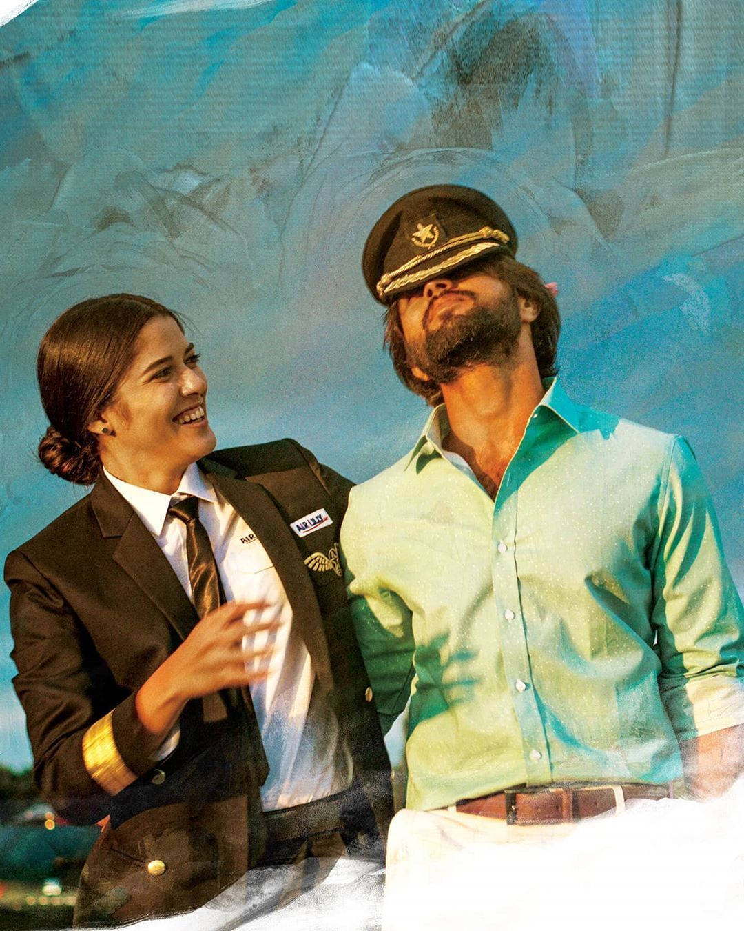 情侶 桌布 壁紙 — 一位微笑的空服員和一位留鬍子的機長穿著制服，在繪製的藍天背景下分享歡樂時刻。