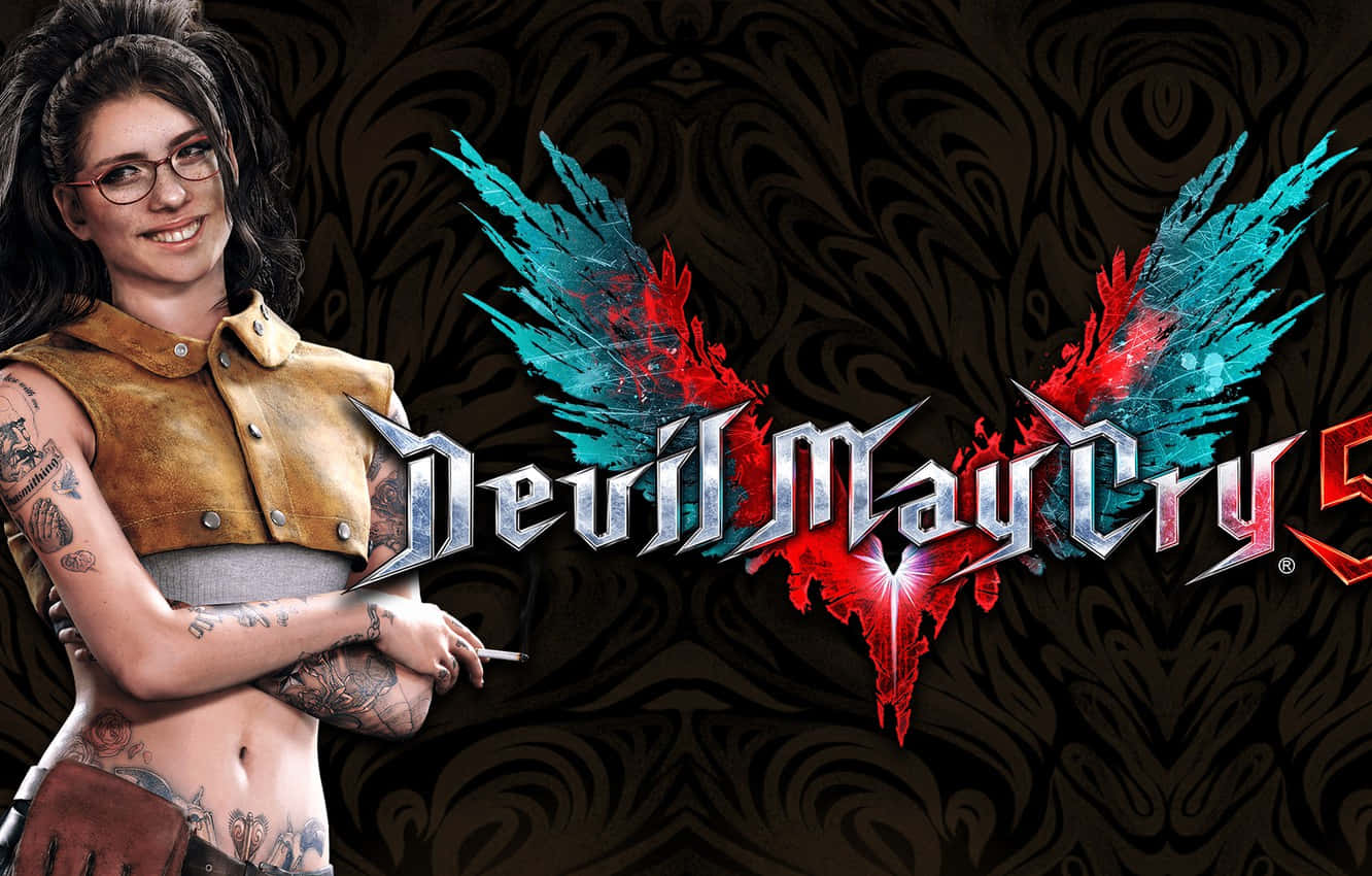 Devil May Cry Characters 桌布 壁紙 — 一位微笑的紋身女子身穿皮革盔甲，在黑暗旋轉的背景前，與帶有紅色和藍綠色翅膀的Devil May Cry 5標誌合影。