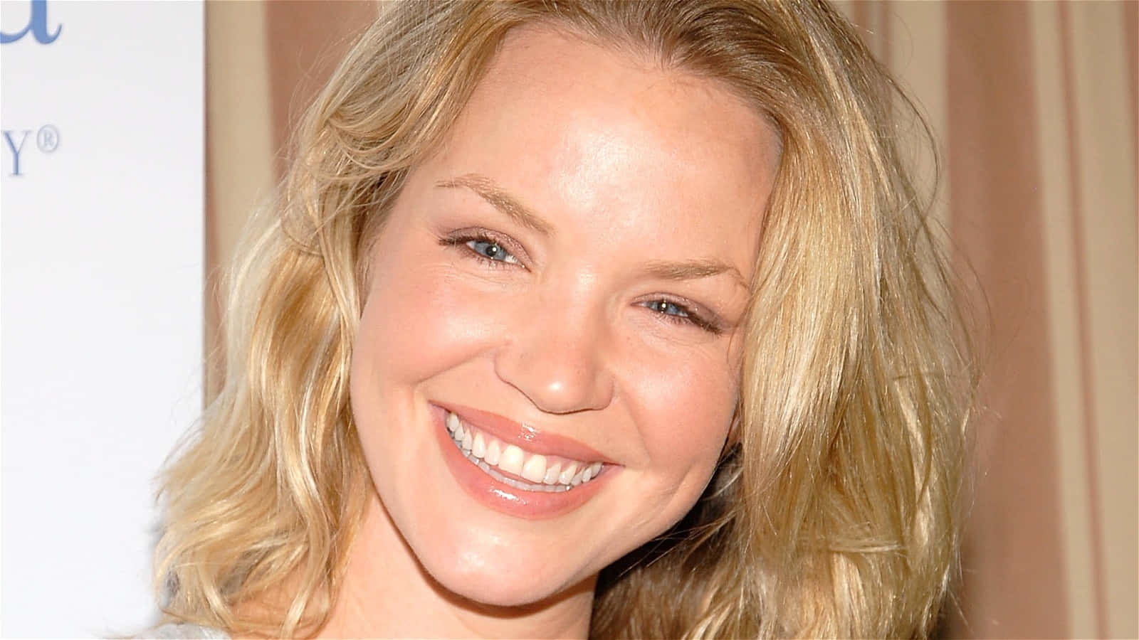 Ashley Scott 桌布 壁紙 — 一位微笑金髮女子的特寫肖像，擁有明亮的藍色眼睛和燦爛的白牙。