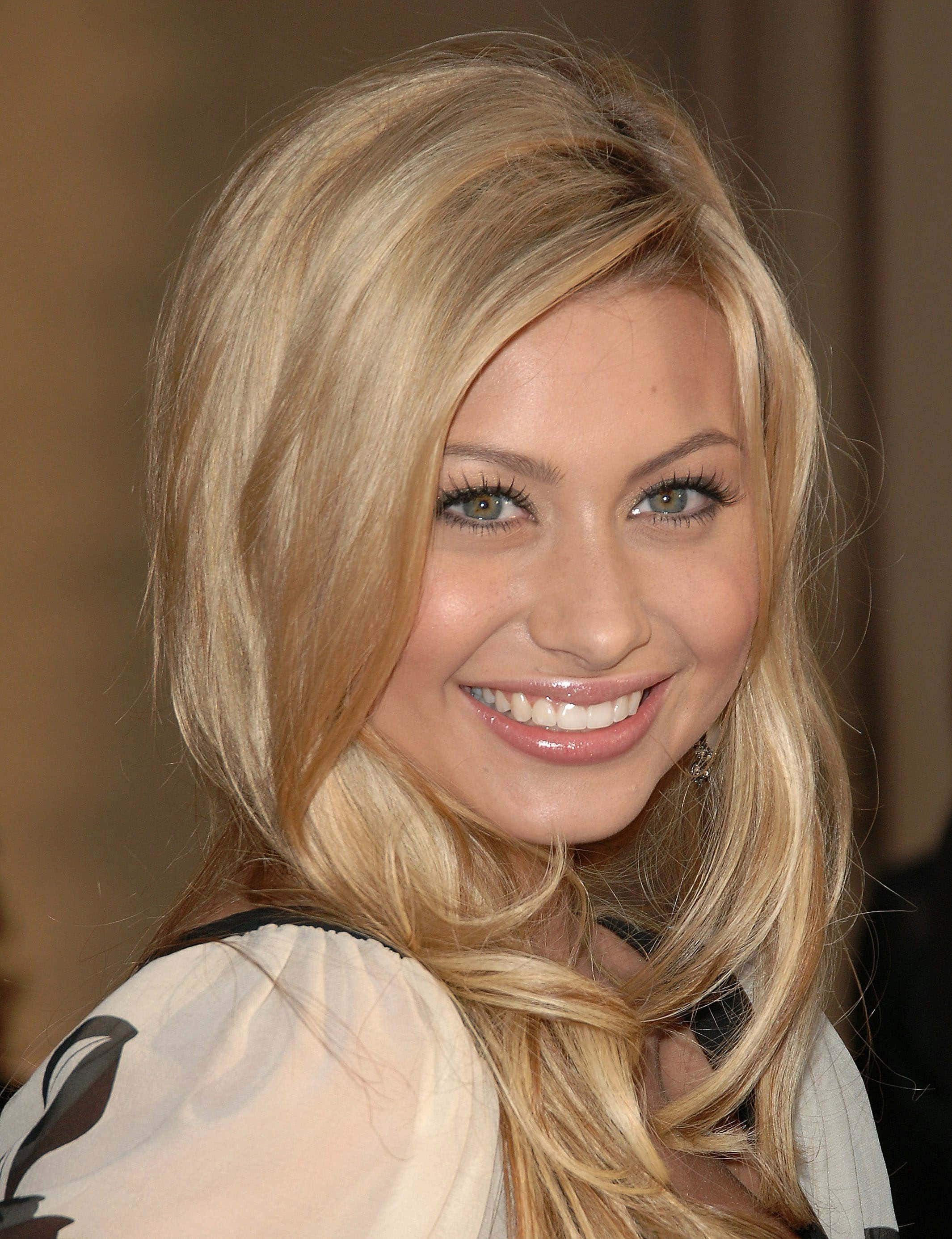 aly michalka 桌布 壁紙 — 一位微笑金髮女性的特寫肖像，擁有明亮的綠色眼睛和光澤的嘴唇。