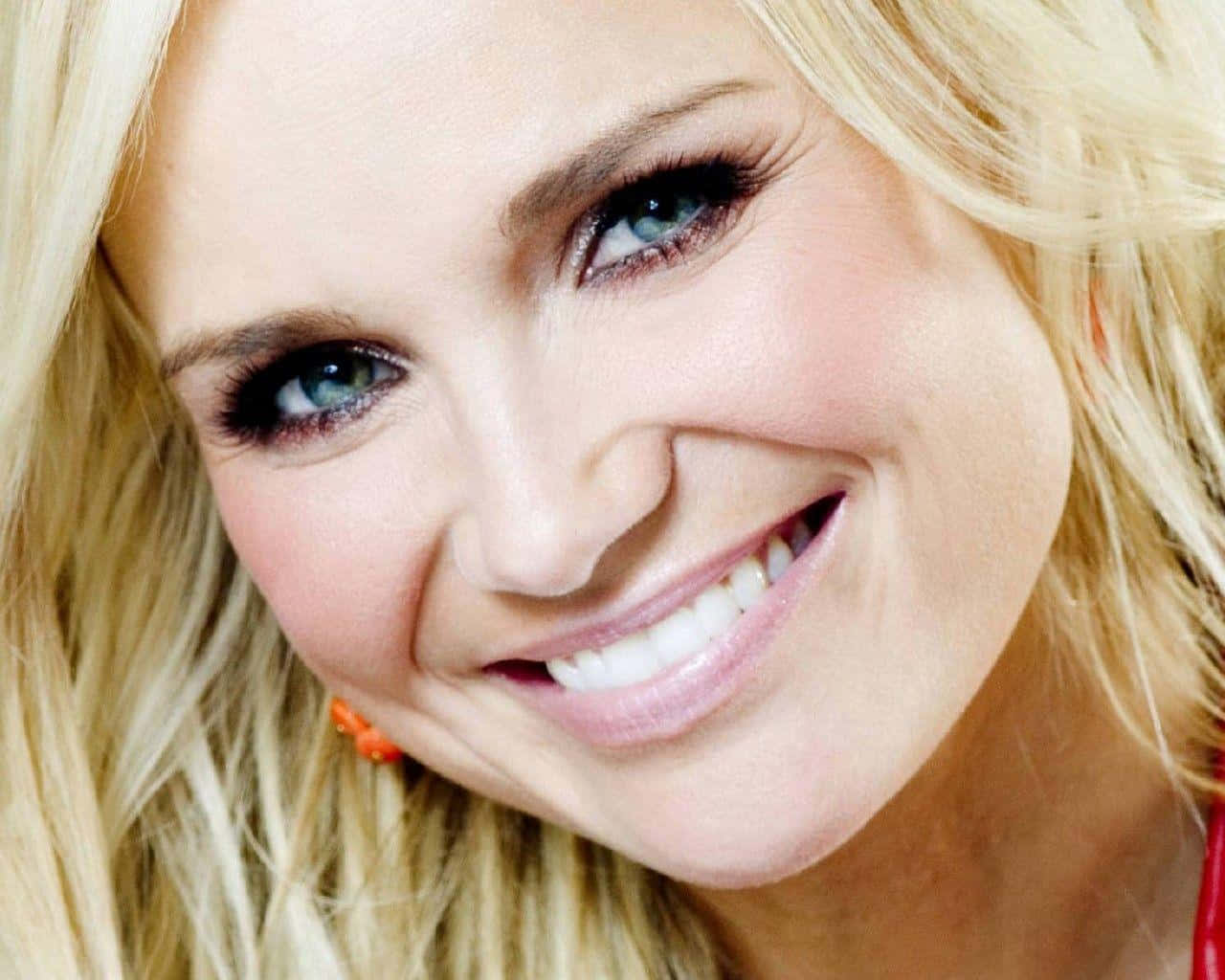 kristin chenoweth 桌布 壁紙 — 一位微笑金髮女性的特寫肖像，擁有明亮的藍色眼睛和光澤的嘴唇。
