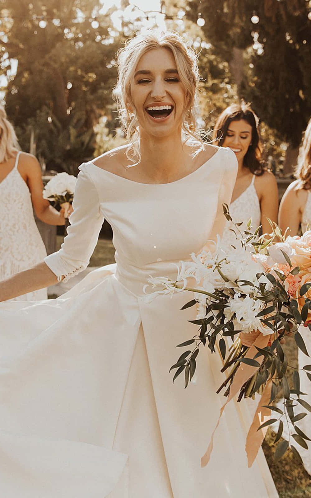 Bride's Dress 桌布 壁紙 — 一位快樂的新娘穿著白色露肩婚紗，在戶外手持豐盛的花束，開懷大笑。