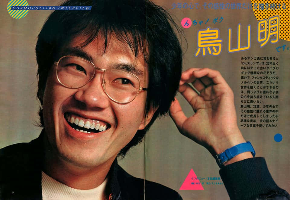 Akira Toriyama 桌布 壁紙 — 一位戴圓框眼鏡、深色頭髮的快樂男子，戴著藍色腕帶，大笑著整理頭髮。