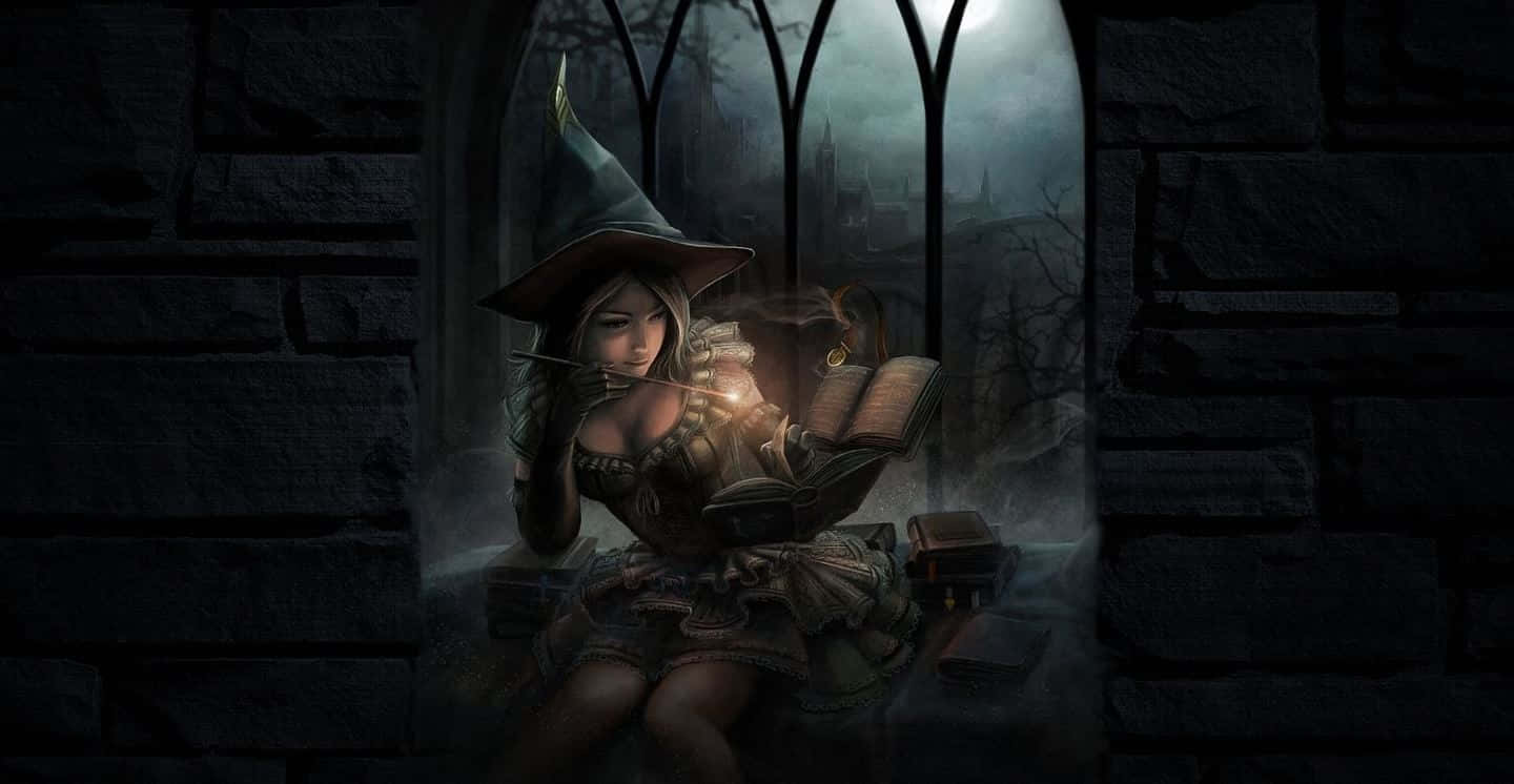 Grimoire 桌布 壁紙 — 一位戴尖帽的女巫在月光下透過石塔的哥德式窗戶閱讀一本發光的書。
