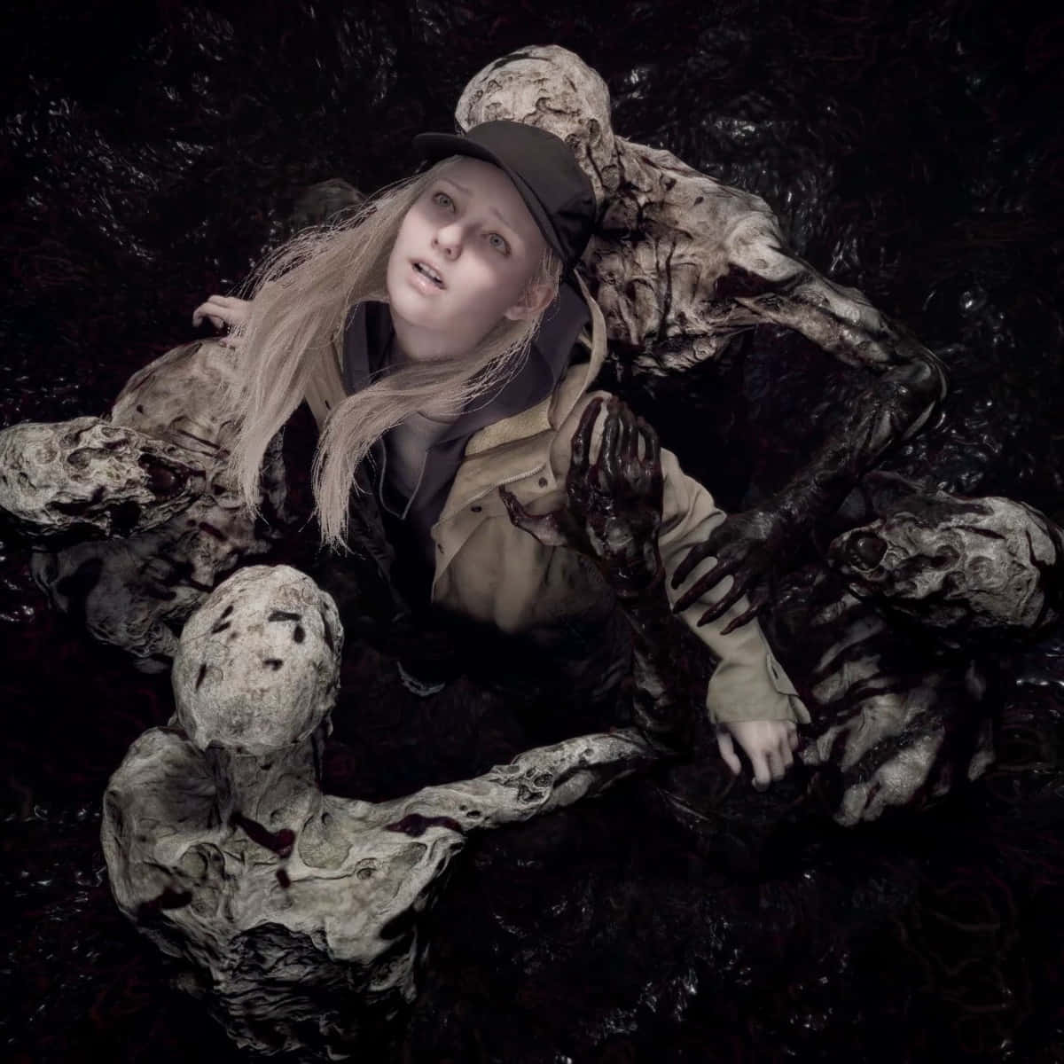 Resident Evil Village 桌布 壁紙 — 一位戴帽子的蒼白女性被怪誕、腐爛的人形生物包圍在黑暗黏稠的環境中。