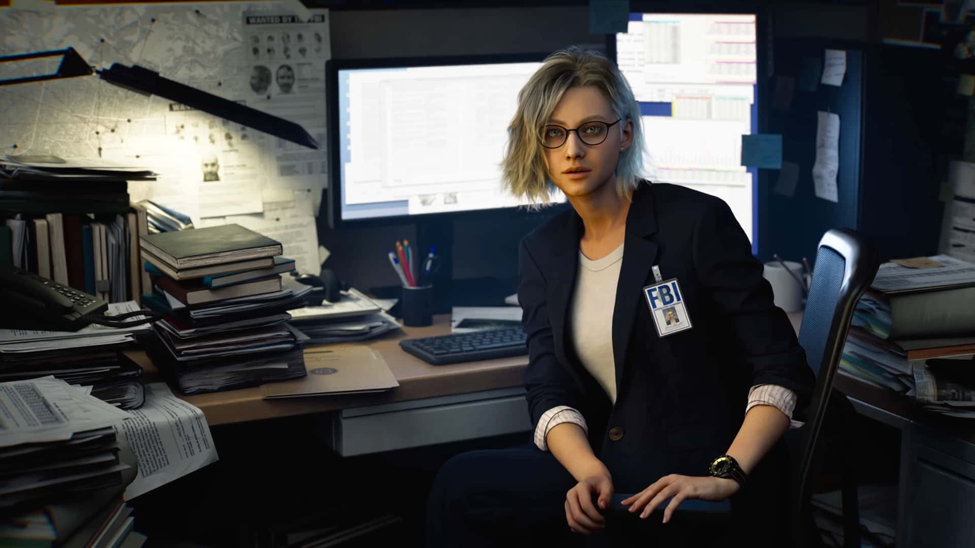 Grace Ashcroft - Resident Evil Requiem 壁紙 — 一位戴眼鏡、專注的女性FBI探員坐在雜亂的辦公桌前，周圍堆滿文件夾和發光的電腦屏幕。