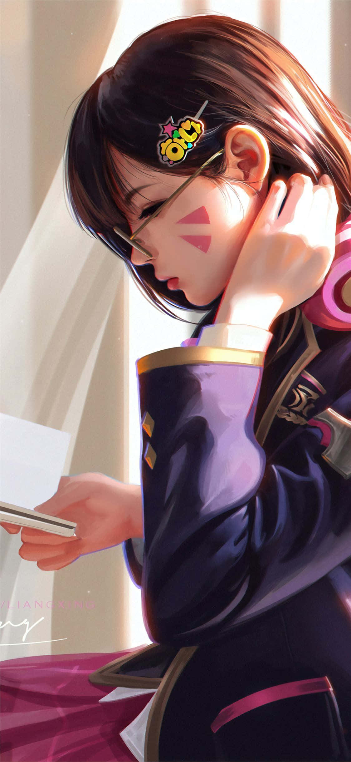 Overwatch D.va 桌布 壁紙 — 一位戴眼鏡、帶有『御宅族』髮夾的年輕動漫女孩，在陽光照射的窗邊看書。