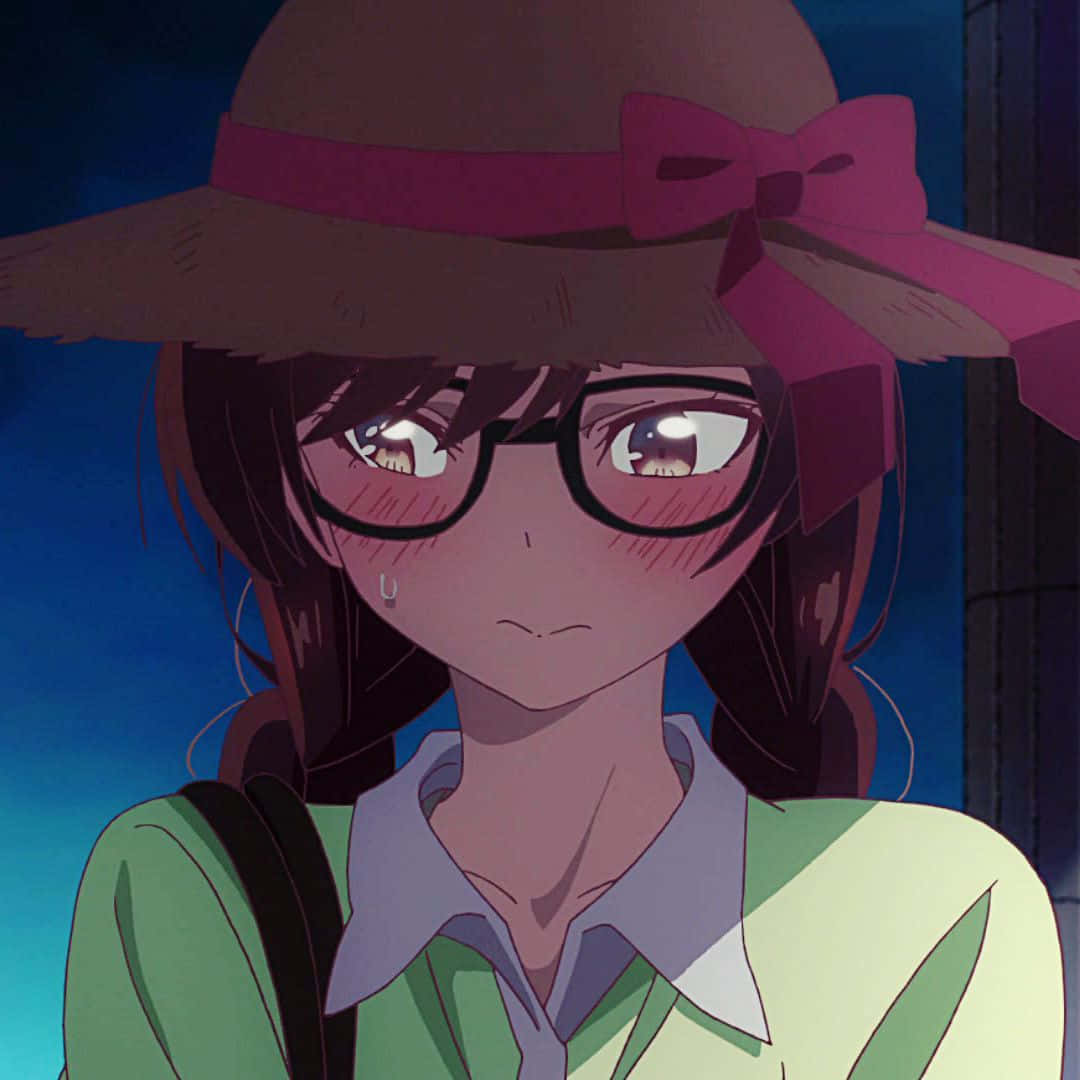 Chizuru Maihara 桌布 壁紙 — 一位戴眼鏡、戴著飾有粉紅色蝴蝶結的草帽的年輕動漫女孩，溫柔地凝視著暮色天空。