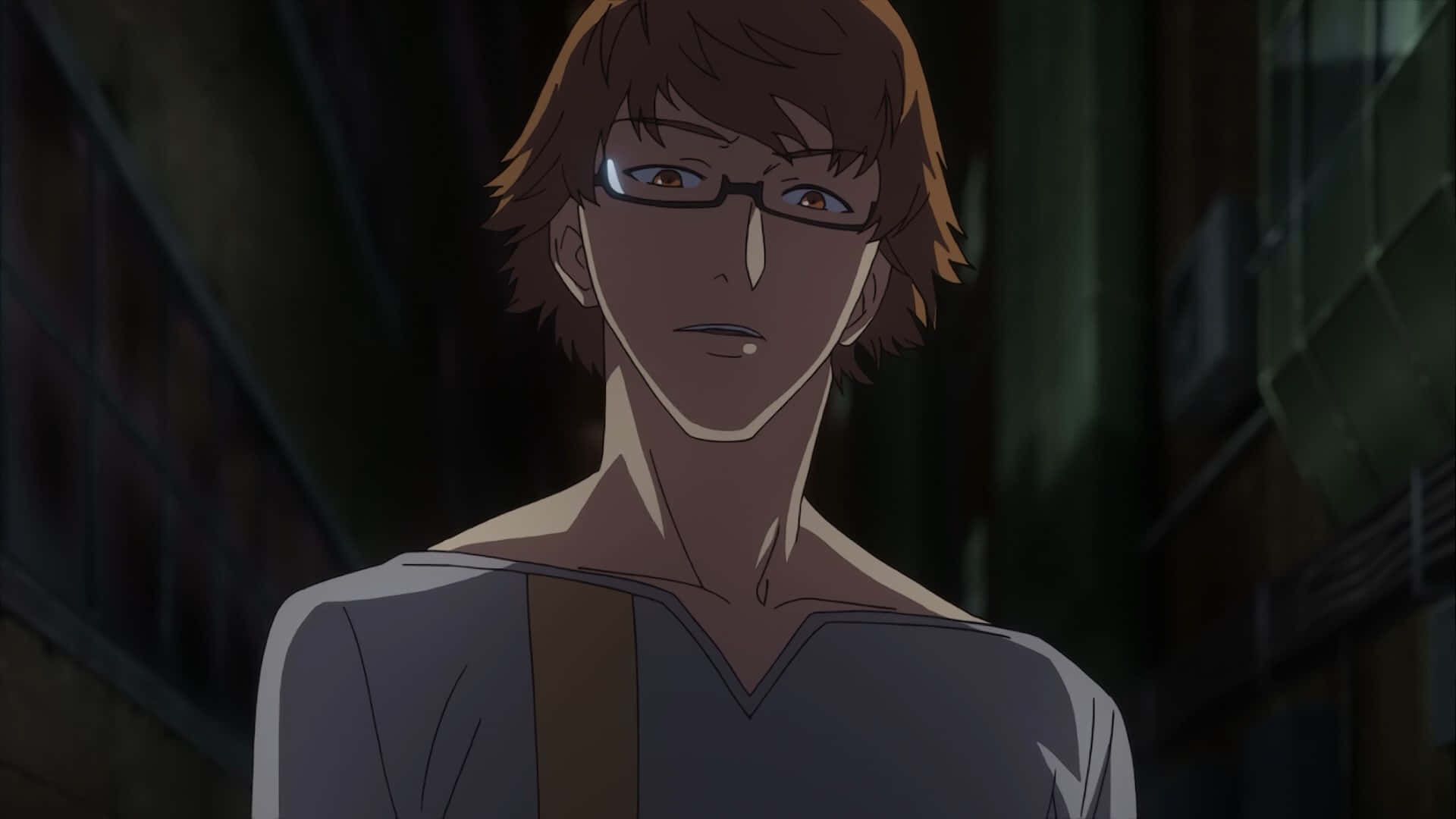 Nishiki Nishio 桌布 壁紙 — 一位戴眼鏡、棕色頭髮的年輕男子夜晚站在昏暗的城市小巷中，表情嚴肅地向前看。