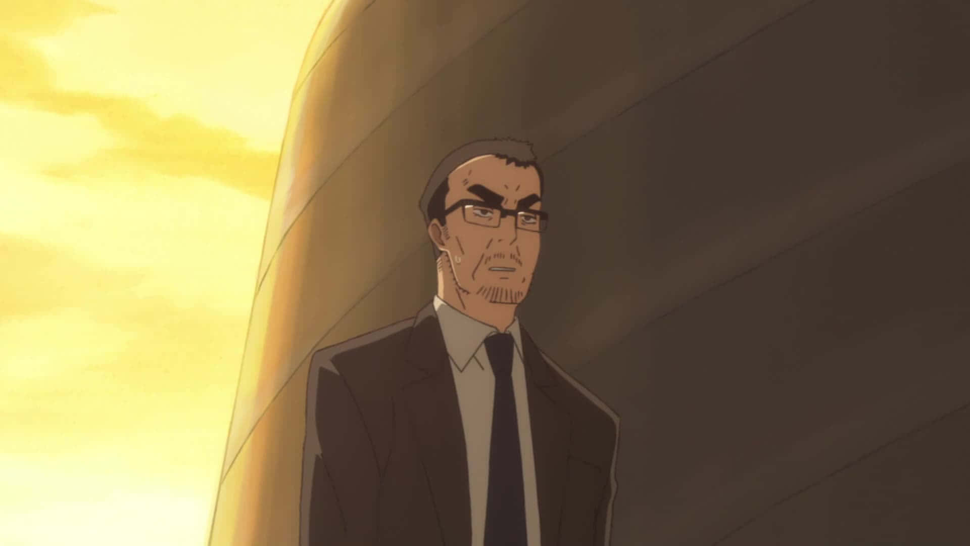 Flcl Alternative 桌布 壁紙 — 一位戴眼鏡、表情嚴肅的西裝男子，站在金色夕陽天空下的弧形建築前。