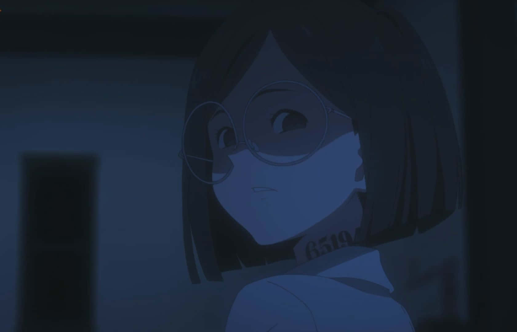 The Promised Neverland Gilda 桌布 壁紙 — 一位戴眼鏡和口罩的年輕動漫女孩在昏暗的藍色燈光房間裡回頭看，脖子上有一個可見的數字紋身。