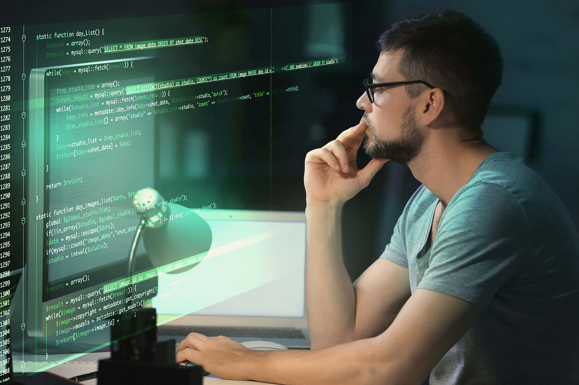 Programming 桌布 壁紙 — 一位戴眼鏡的專注程式設計師在昏暗的房間裡，凝視著漂浮在綠色數位光線中的程式碼。