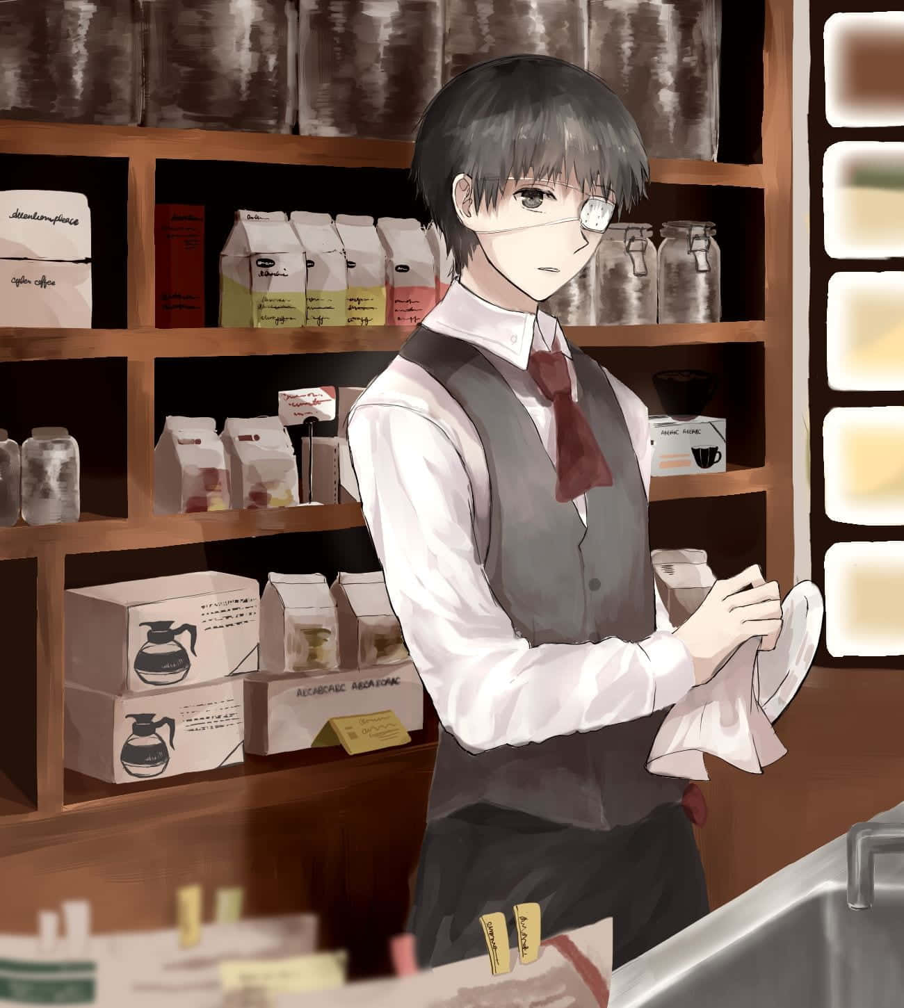 Anteiku 桌布 壁紙 — 一位戴眼鏡的年輕動漫咖啡師在燈光溫暖的咖啡店裡擦拭盤子，店內擺滿了裝有咖啡豆和用品的架子。