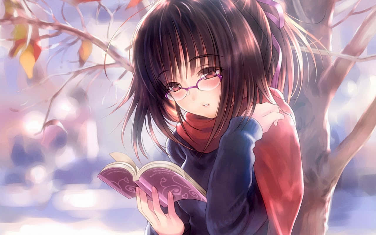 閱讀 桌布 壁紙 — 一位戴眼鏡的年輕動漫女孩在樹下閱讀一本書，樹上的秋葉在柔和的光線中閃耀。