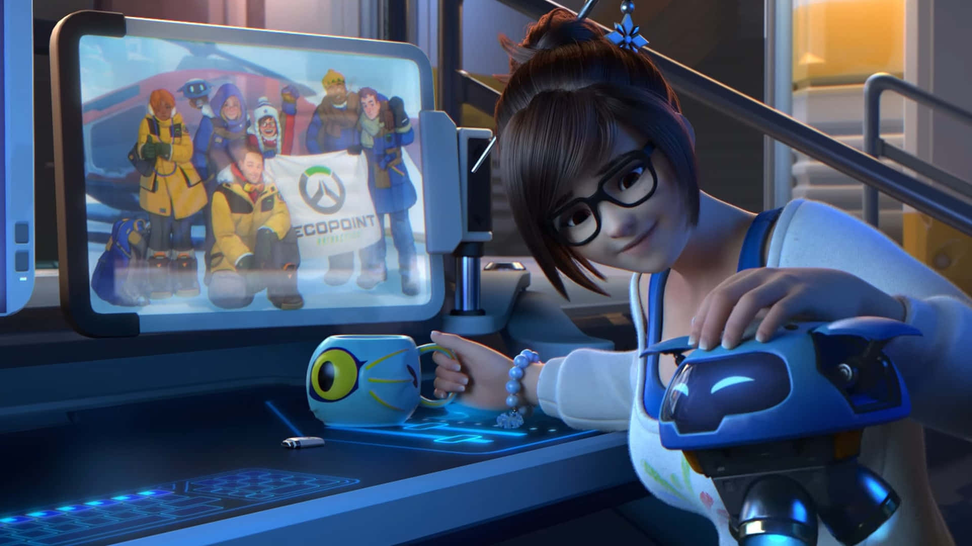 Overwatch Mei 桌布 壁紙 — 一位戴眼鏡的年輕女性微笑著，手持一個藍色機械人，旁邊是一個發光的屏幕，顯示一個帶有「ECOPOINT」橫幅的團隊。