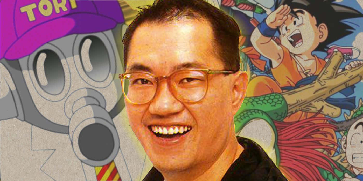 Akira Toriyama 桌布 壁紙 — 一位戴眼鏡的微笑男子站在充滿活力的動漫背景前，背景中有龍珠角色和一個機械人。