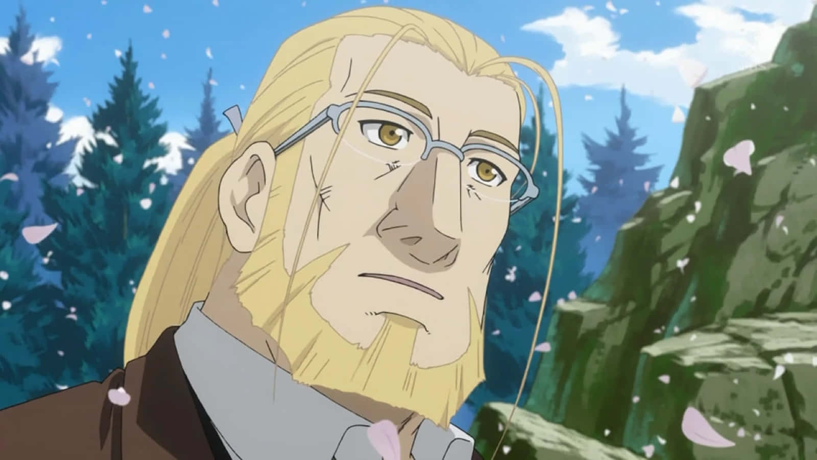 Van Hohenheim 桌布 壁紙 — 一位戴眼鏡的金髮動漫男子站在森林中，粉紅花瓣在藍天下飄落在他周圍。