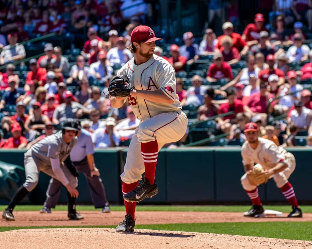 MLB Baseball League 桌布 壁紙 — 一位戴紅色帽、穿白色球衣的棒球投手，在陽光普照的投手丘上投球，背景有觀眾。