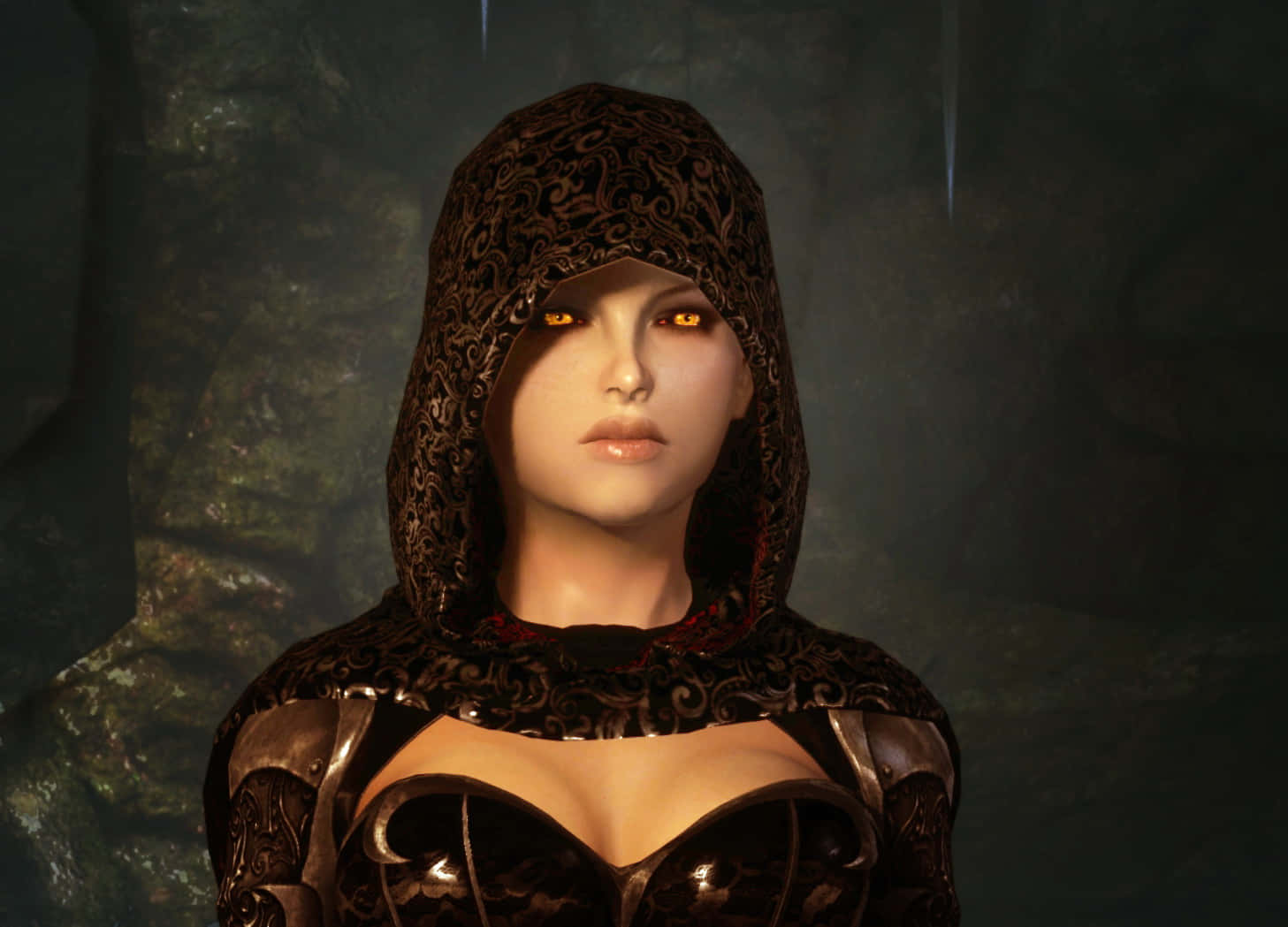 Skyrim Serana 桌布 壁紙 — 一位戴著兜帽的女性戰士，琥珀色發光的眼睛在昏暗的石室中向前凝視。