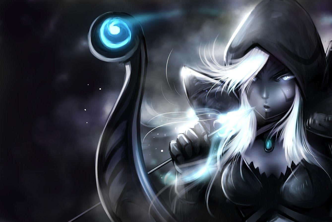 Drow Ranger 桌布 壁紙 — 一位戴著兜帽的白髮女法師，在黑暗的宇宙背景下，從她的法杖中引導出發光的藍色魔法。